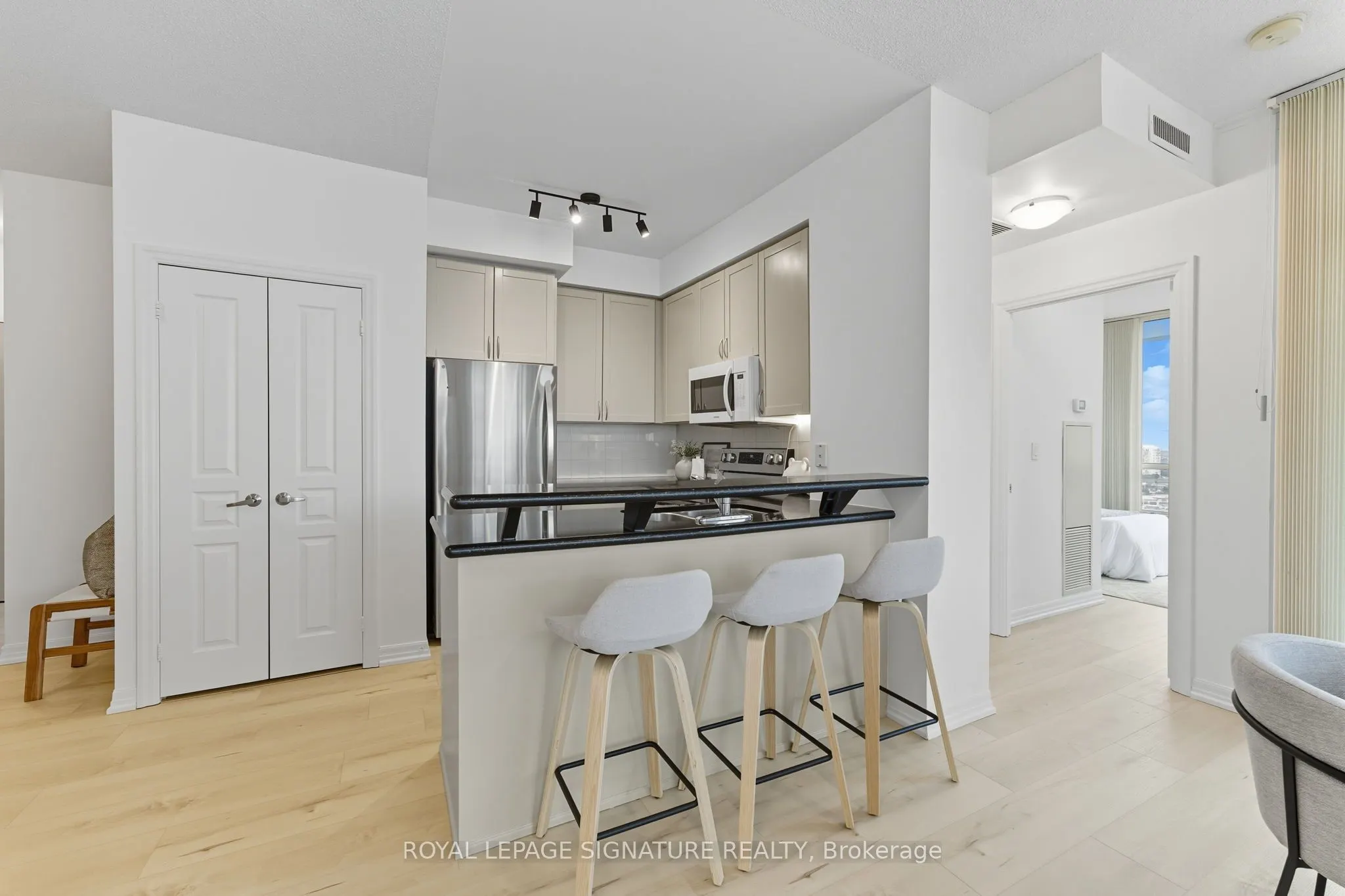 220 Burnhamthorpe Road W, #2702
