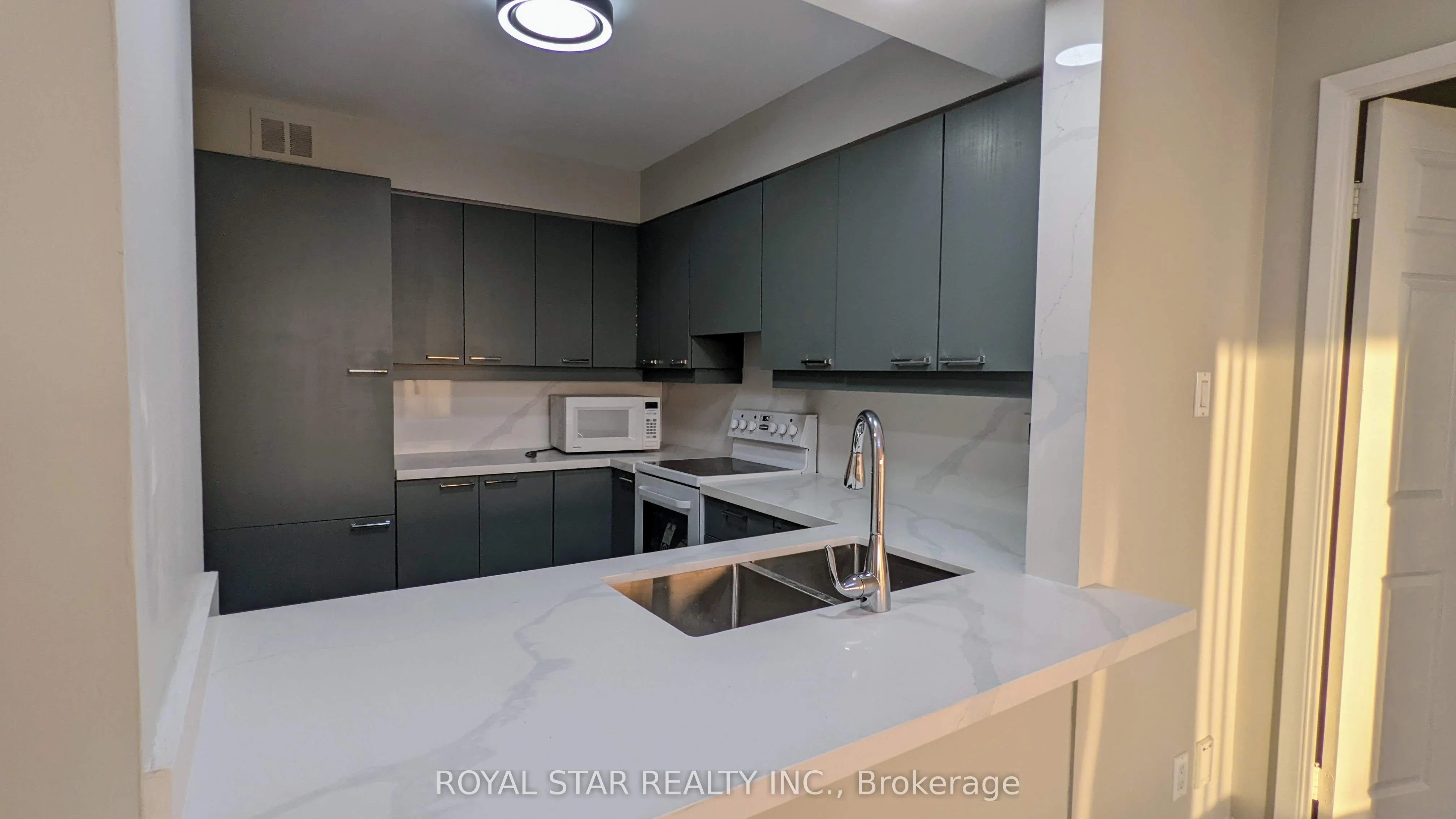 50 Eglinton Avenue W, #509