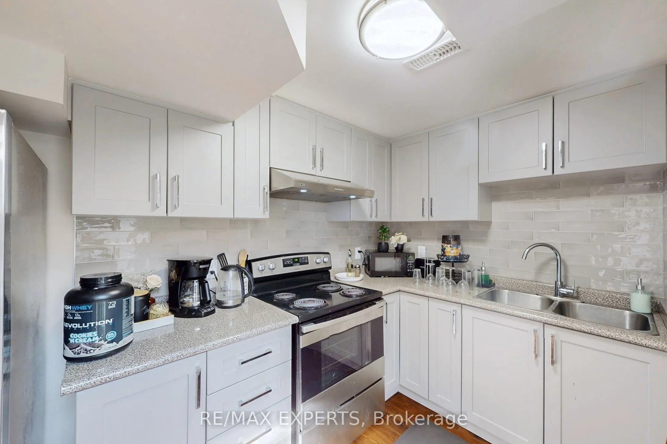 528 Fairview Road W