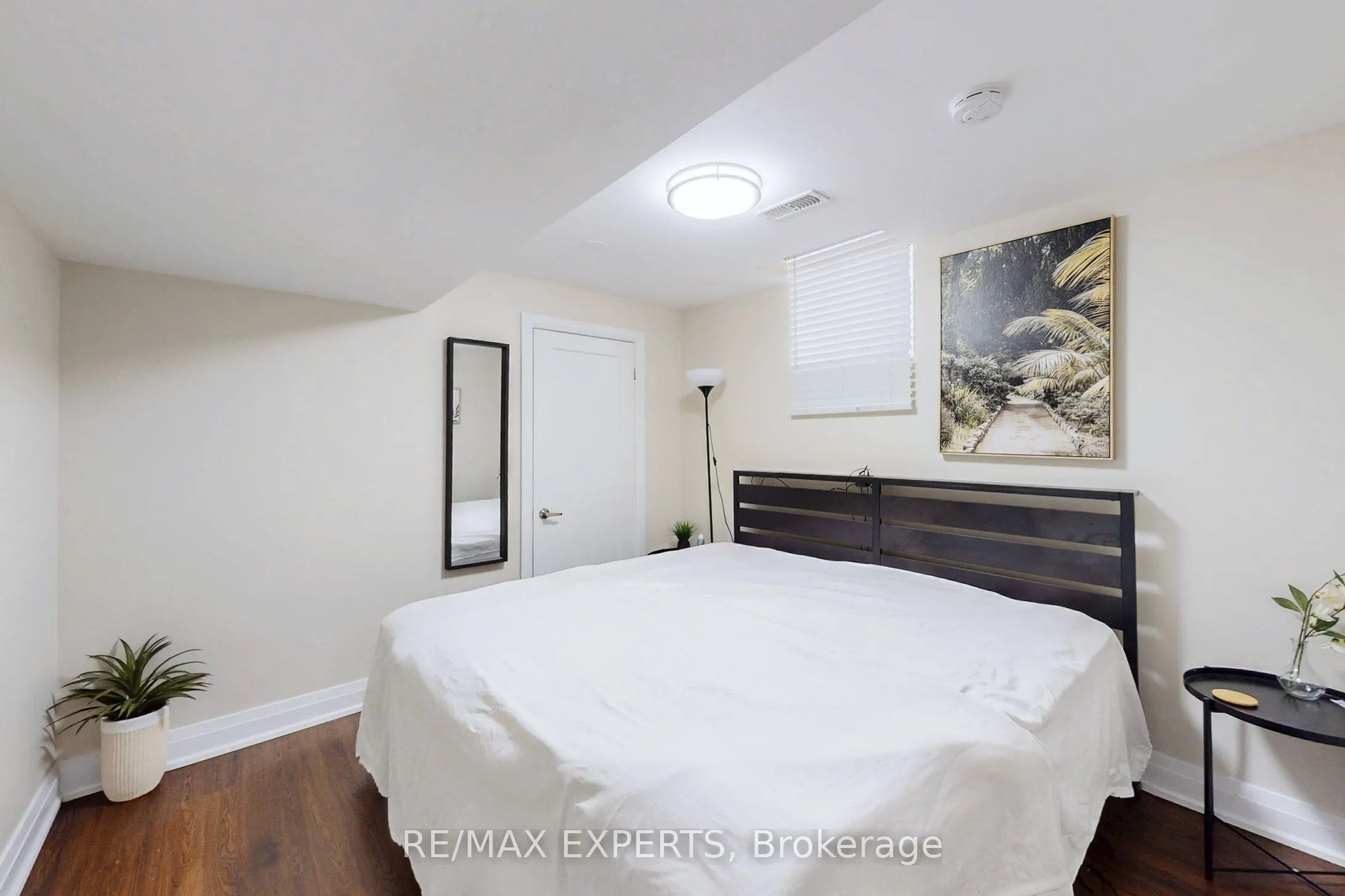 528 Fairview Road W