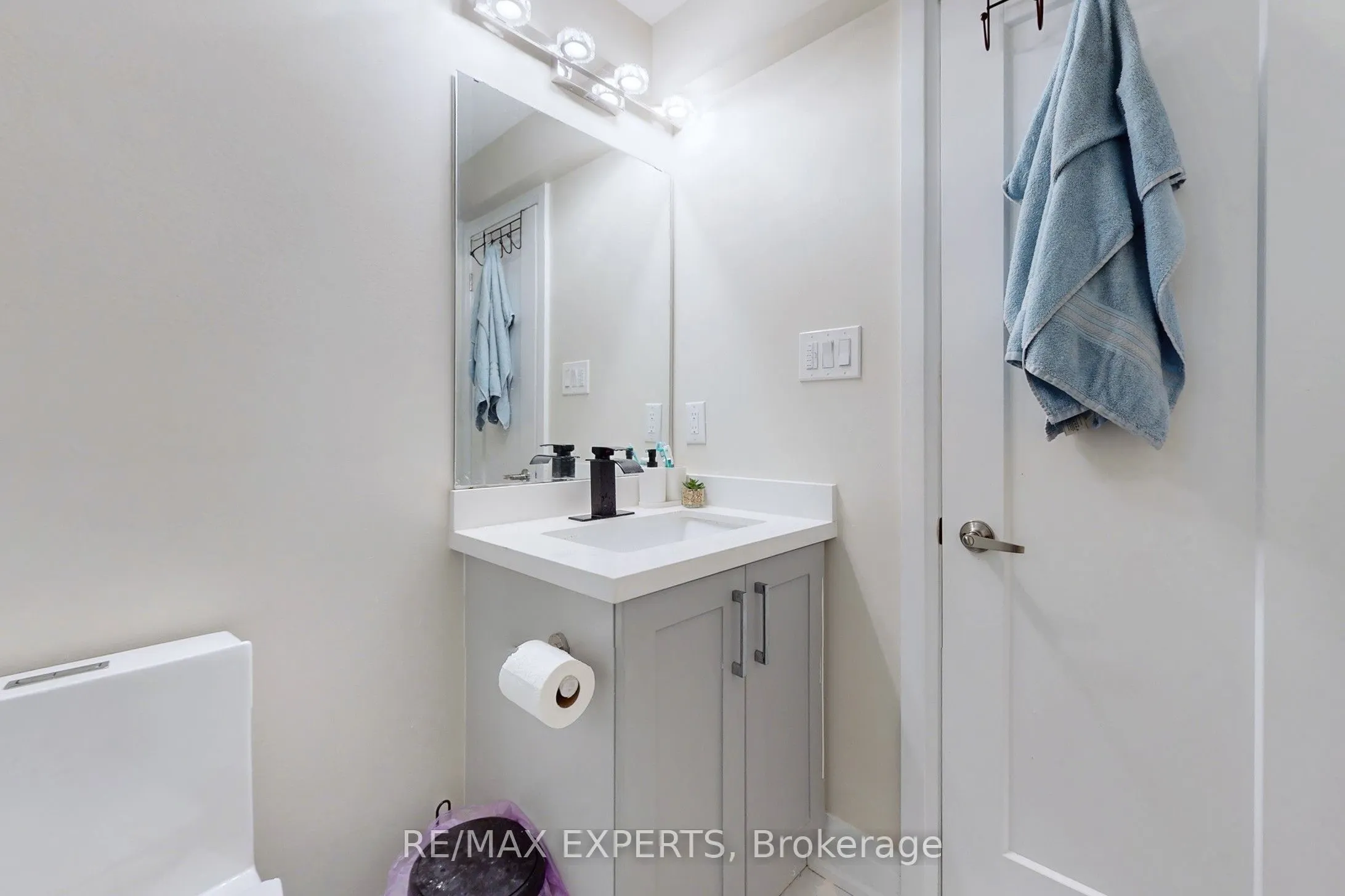 528 Fairview Road W