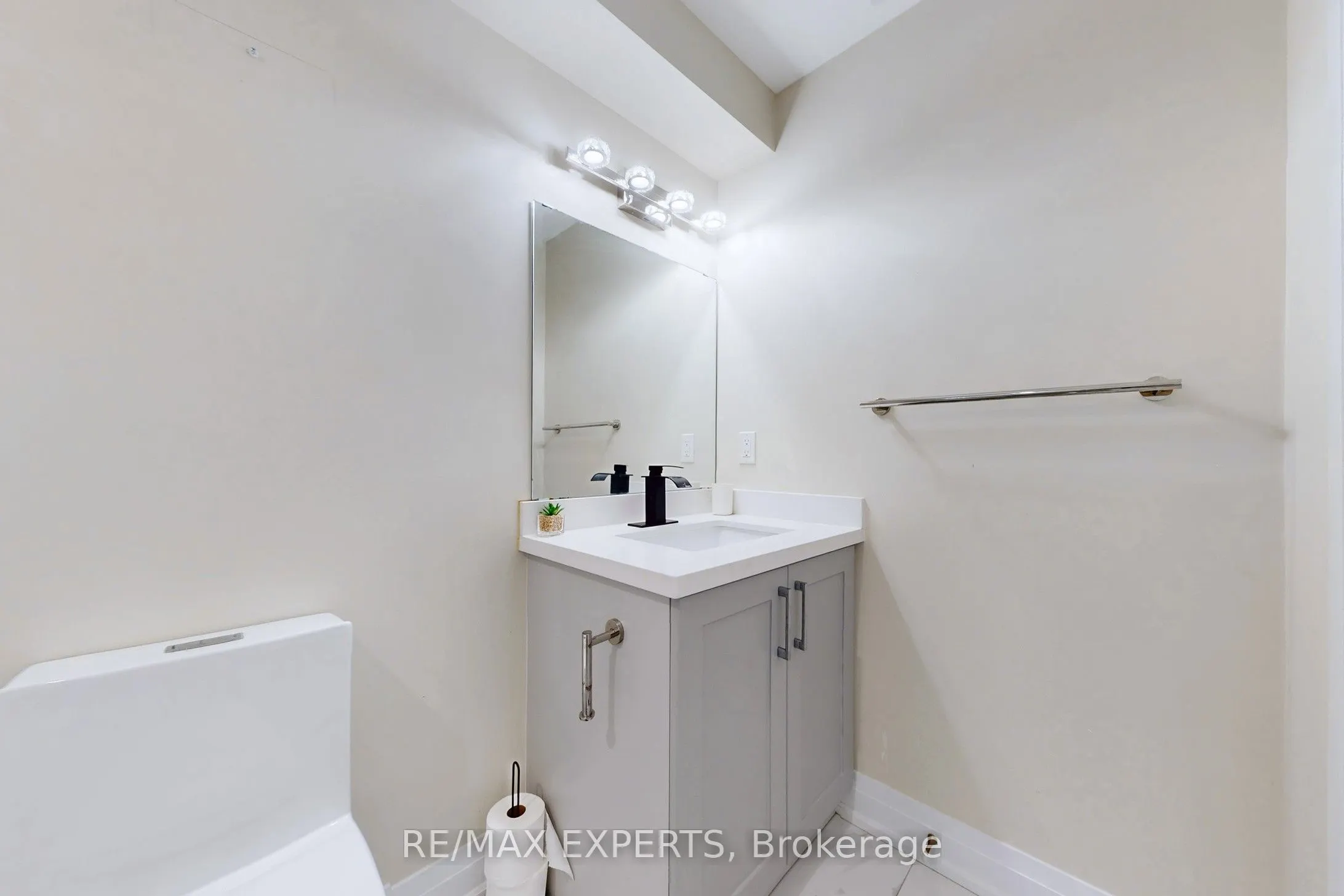 528 Fairview Road W