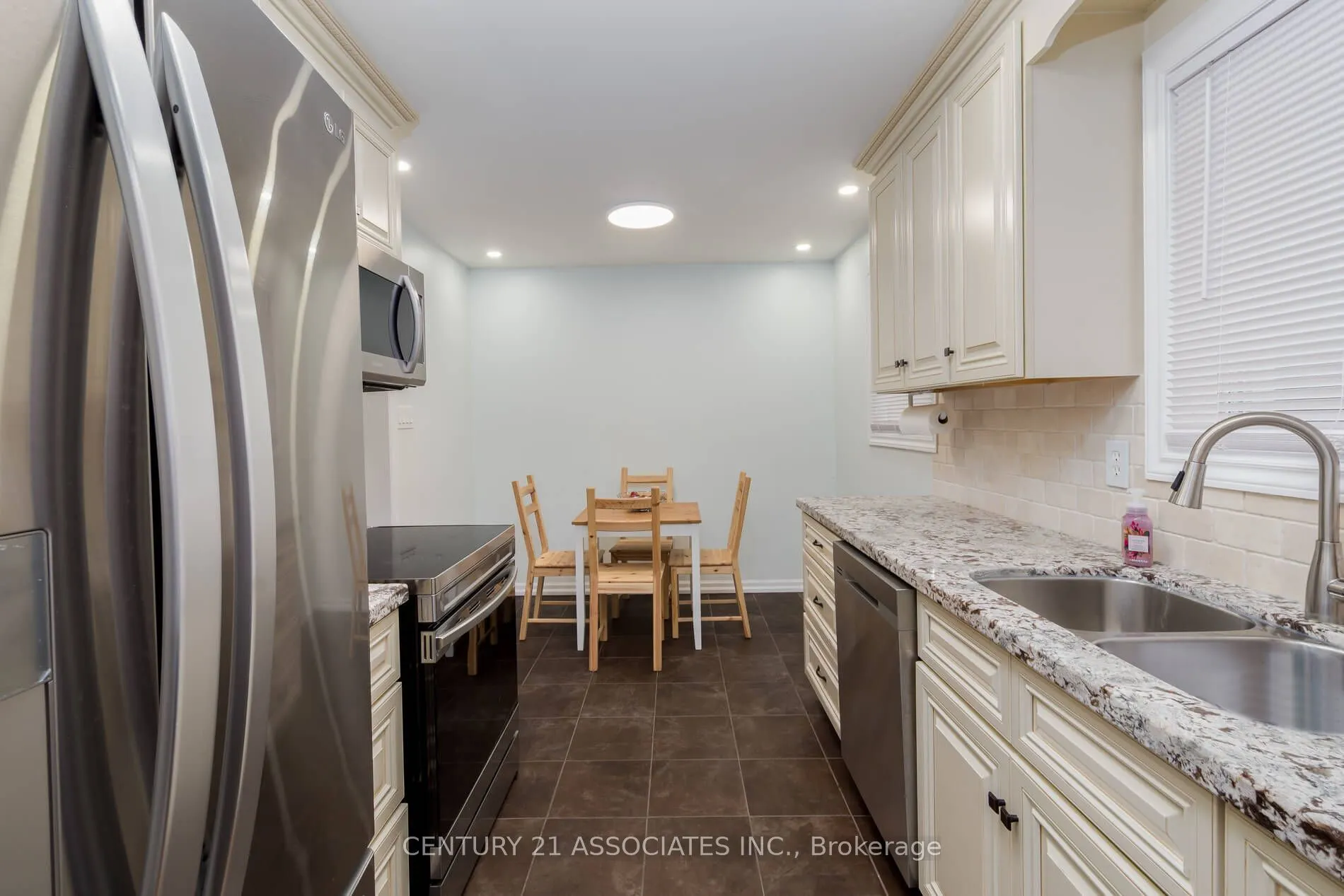 3158 Harris Crescent