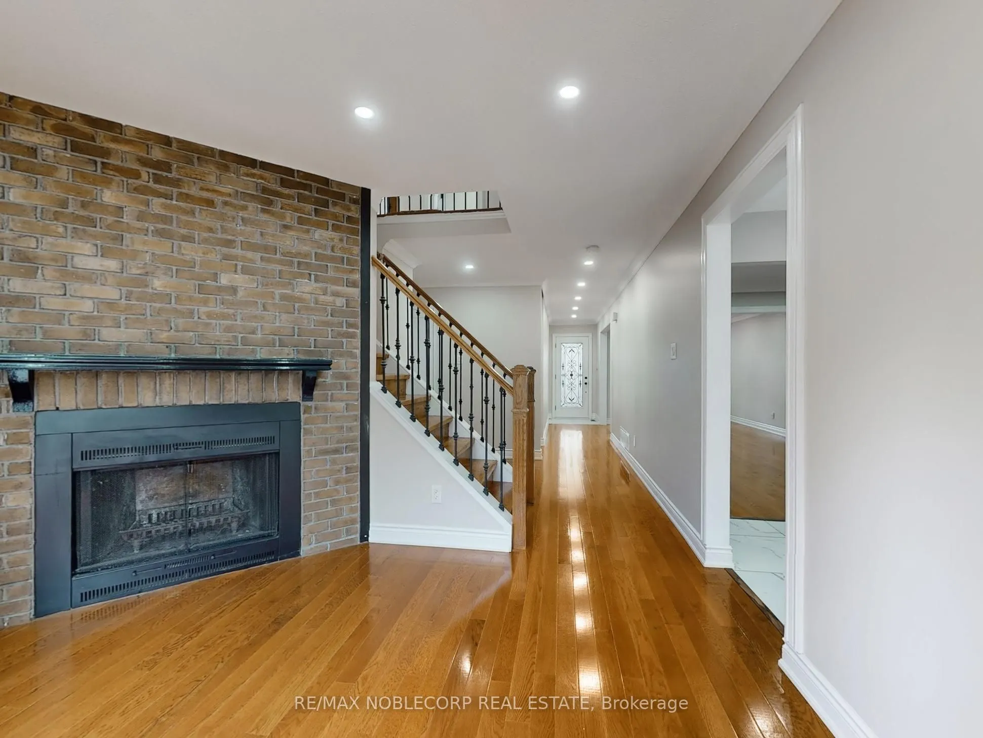 892 Sweetwater Crescent