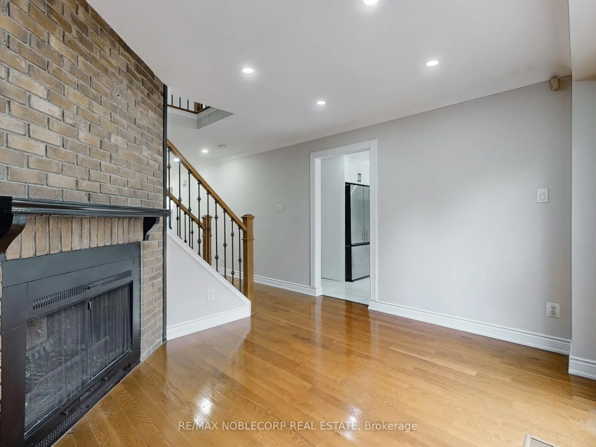 892 Sweetwater Crescent