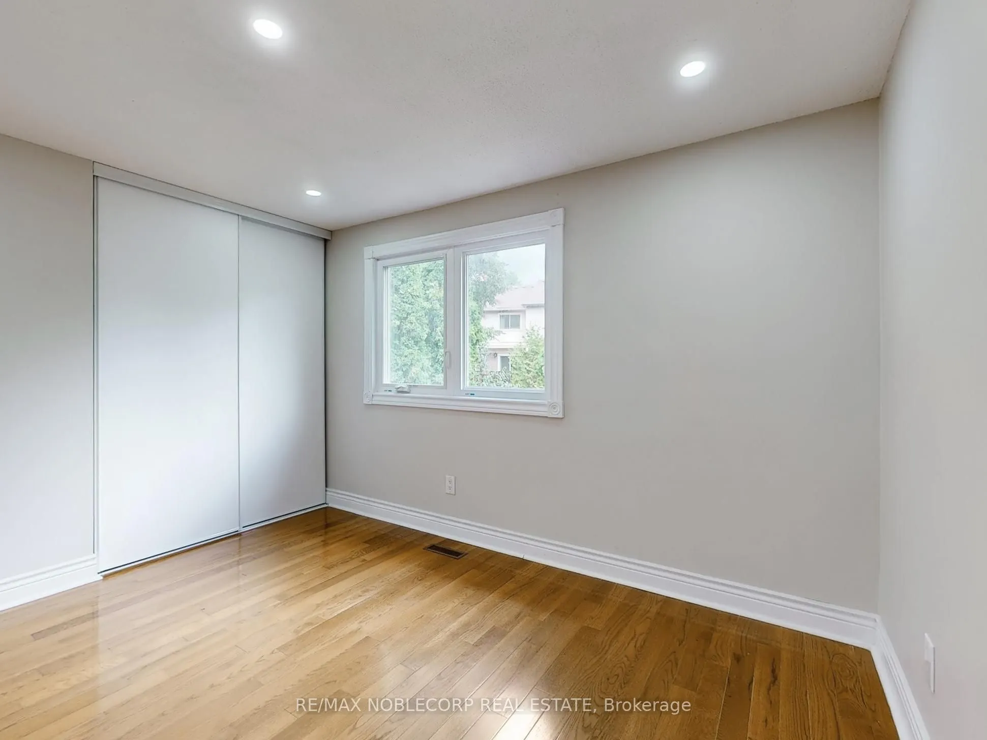 892 Sweetwater Crescent