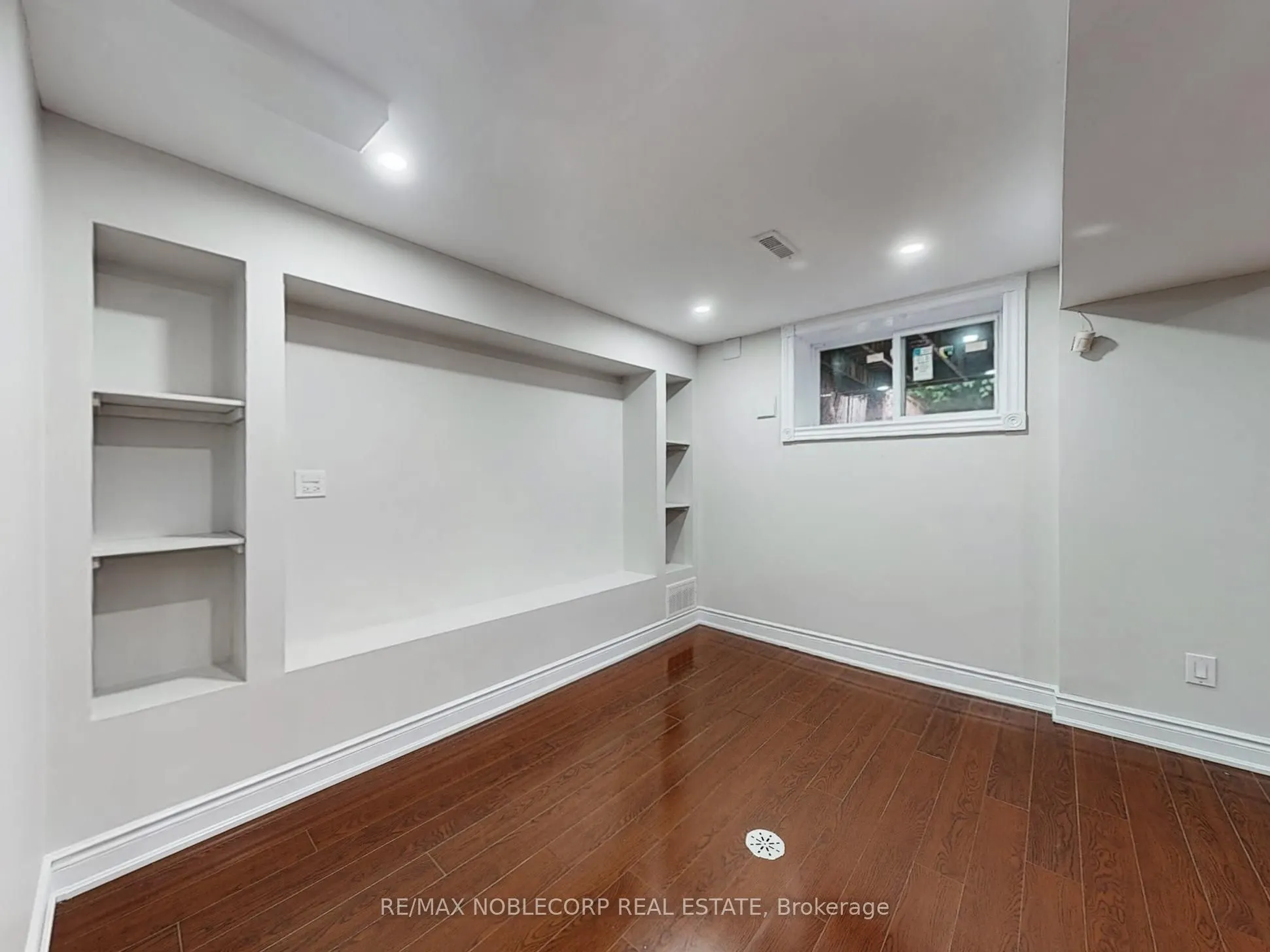 892 Sweetwater Crescent
