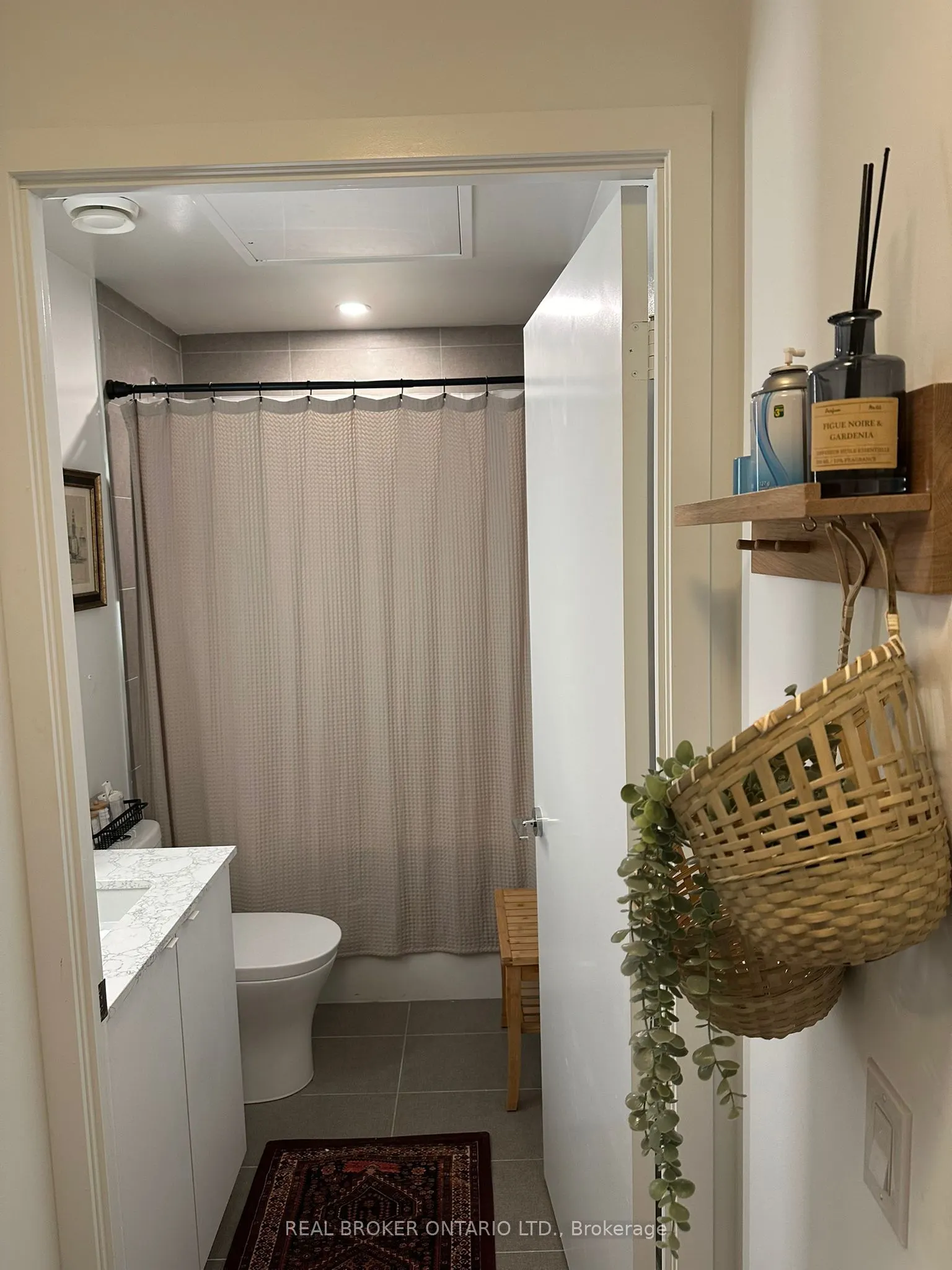 270 Dufferin Street, #820