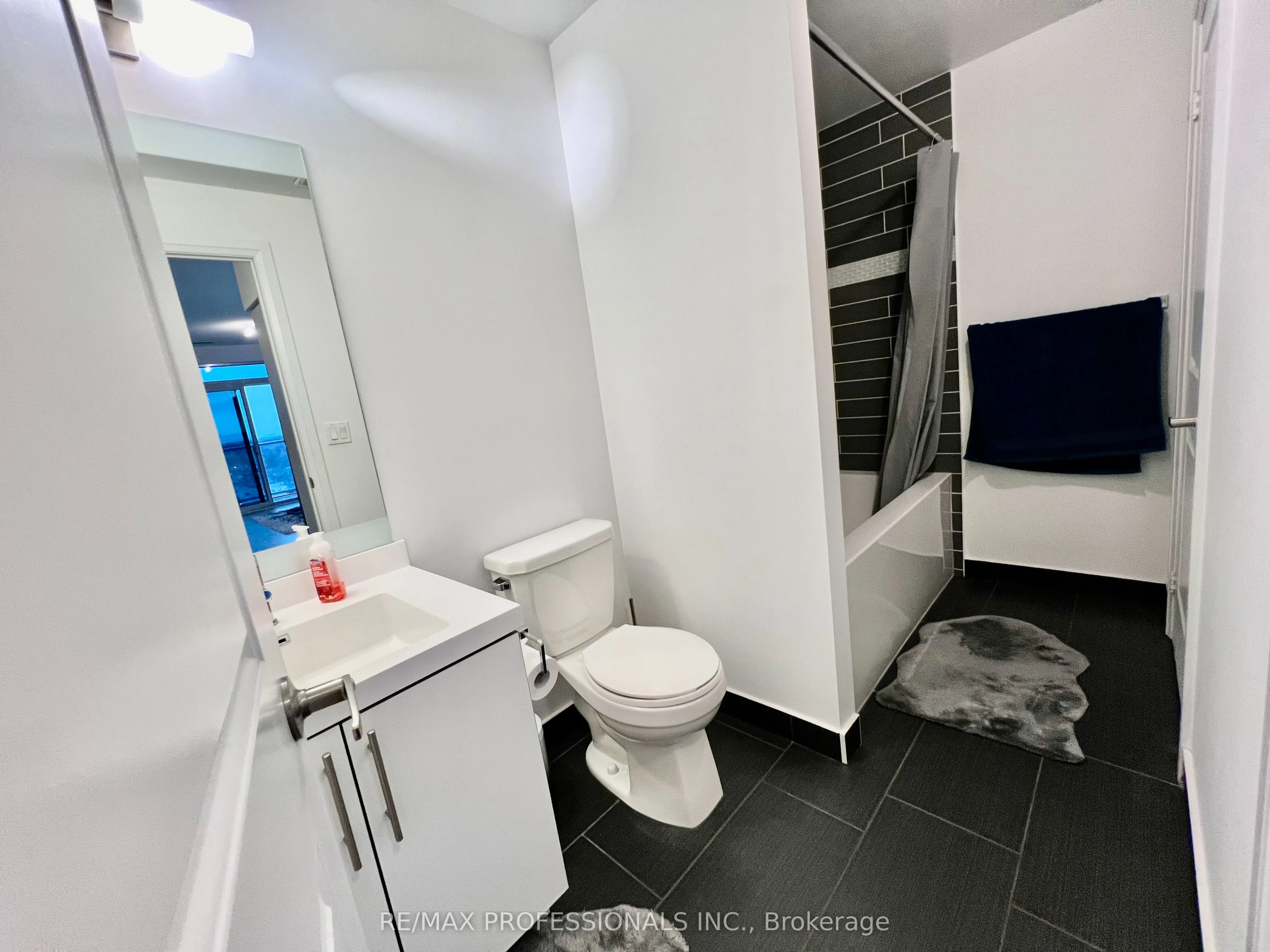 55 Speers Road, #1011