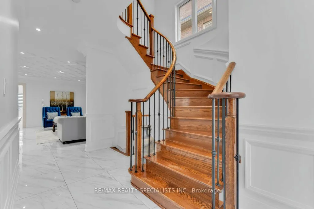 7 NEWINGTON Crescent