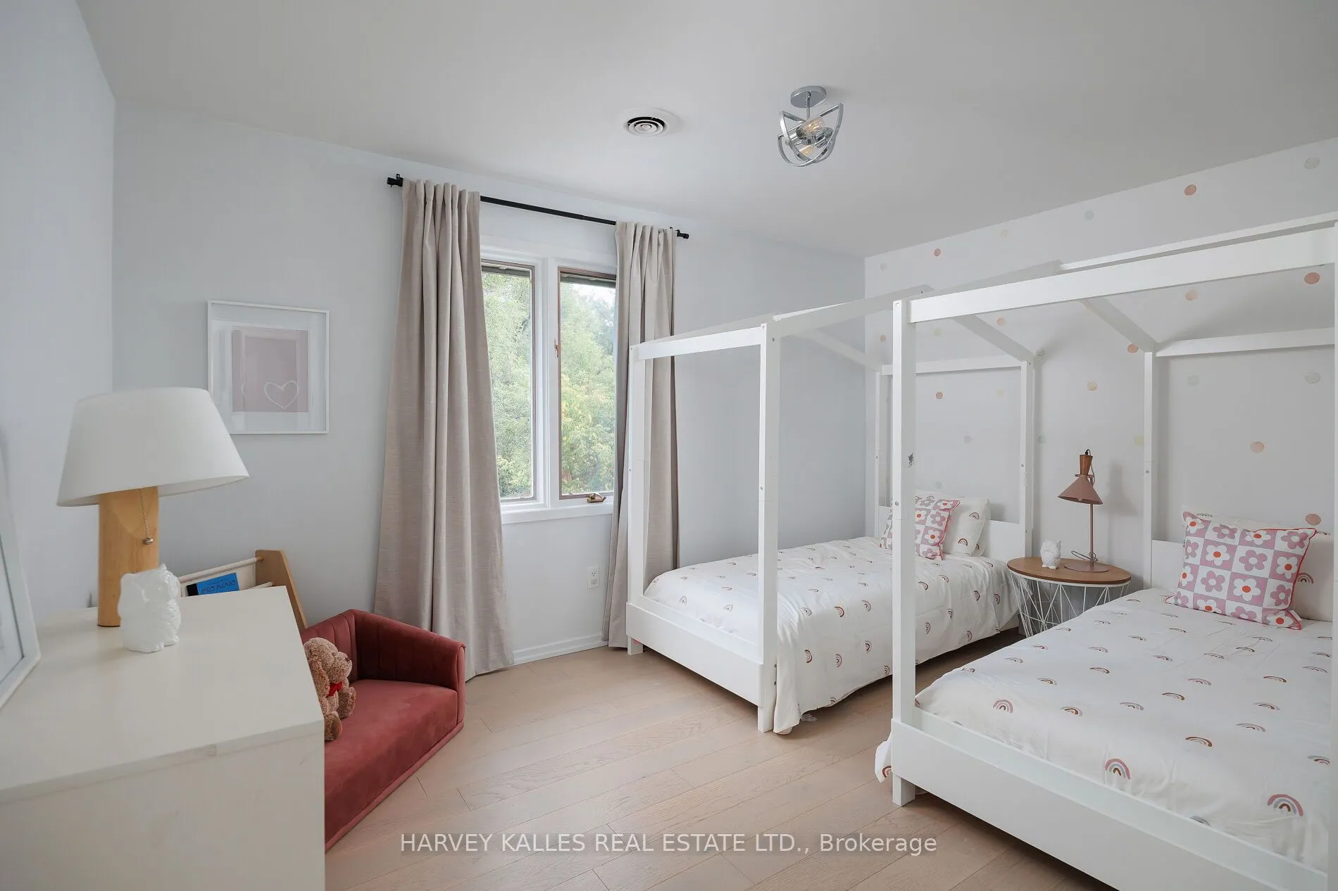 30 Neilor Crescent