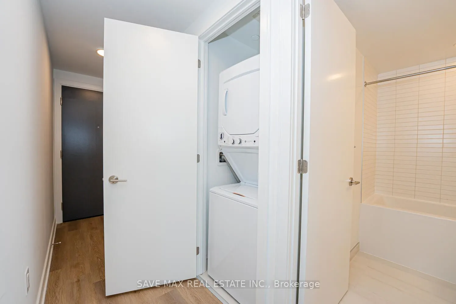 86 Dundas Street E, #916