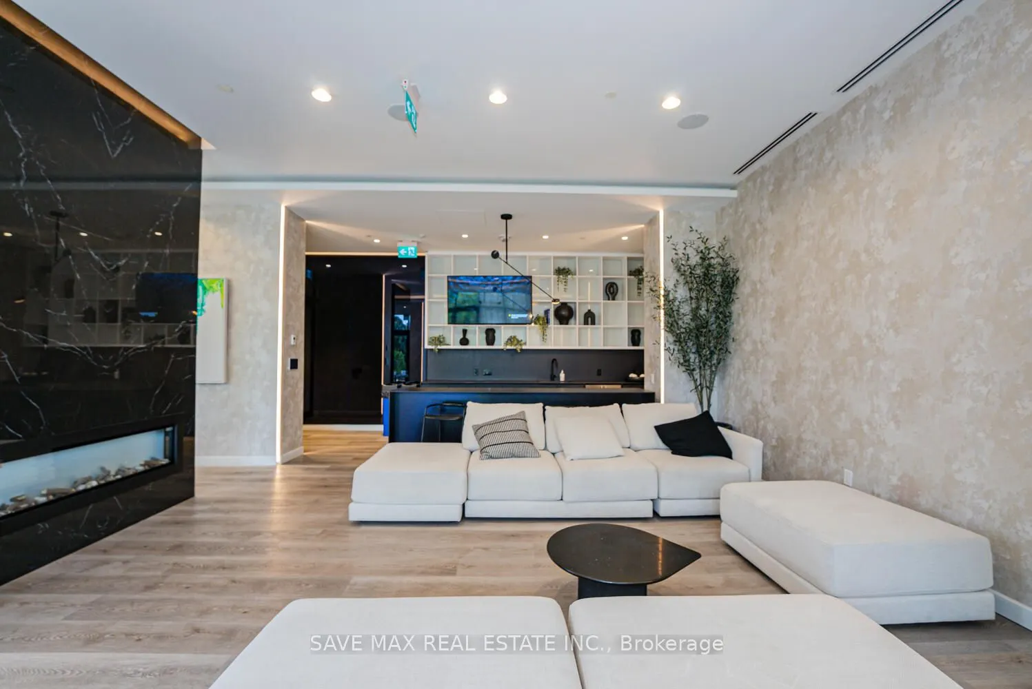 86 Dundas Street E, #916