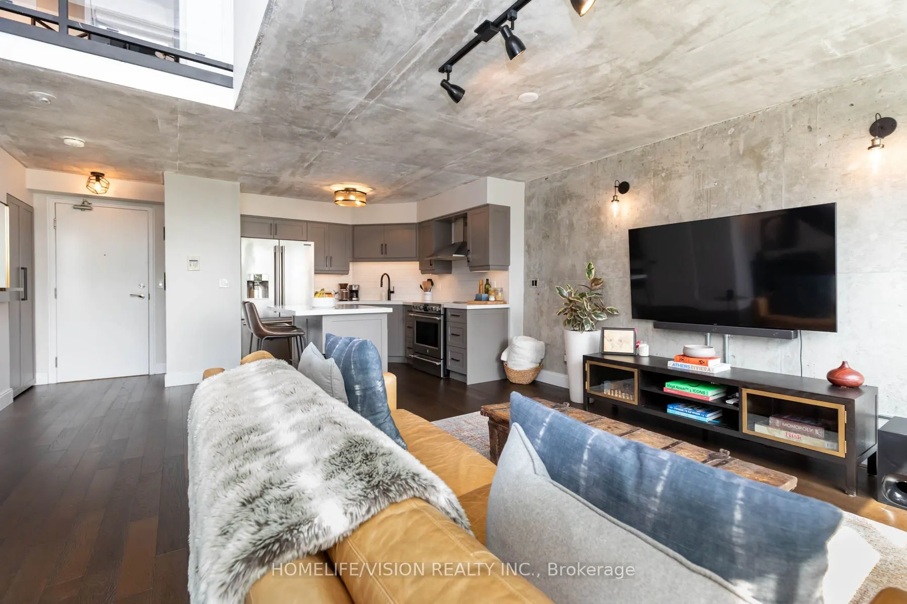 250 Manitoba Street, #704