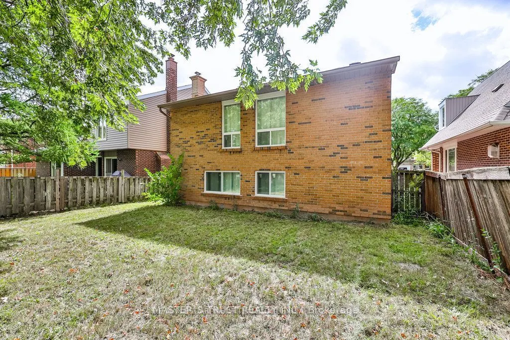 4225 Treetop Crescent