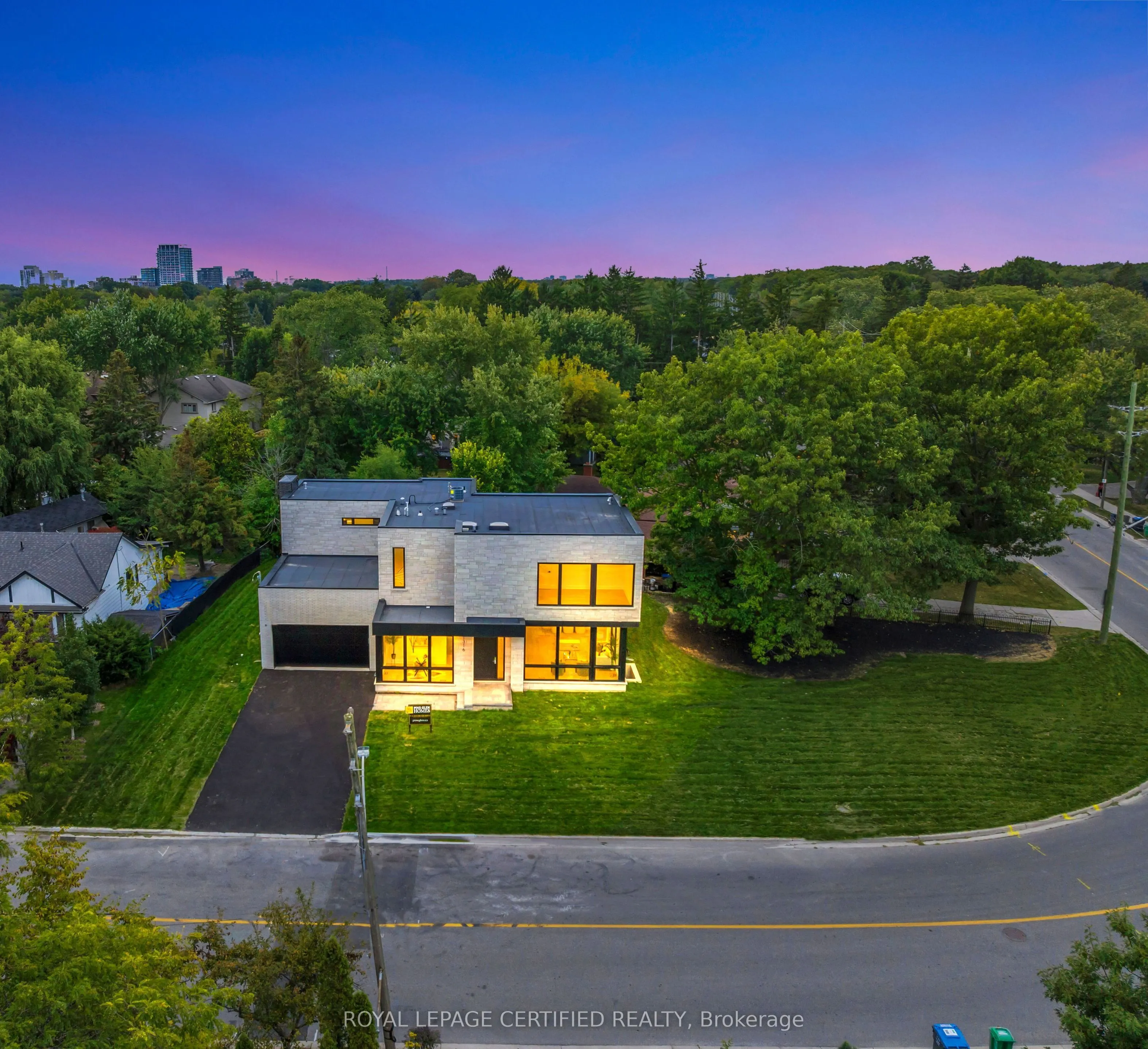 1316 Mineola Gardens