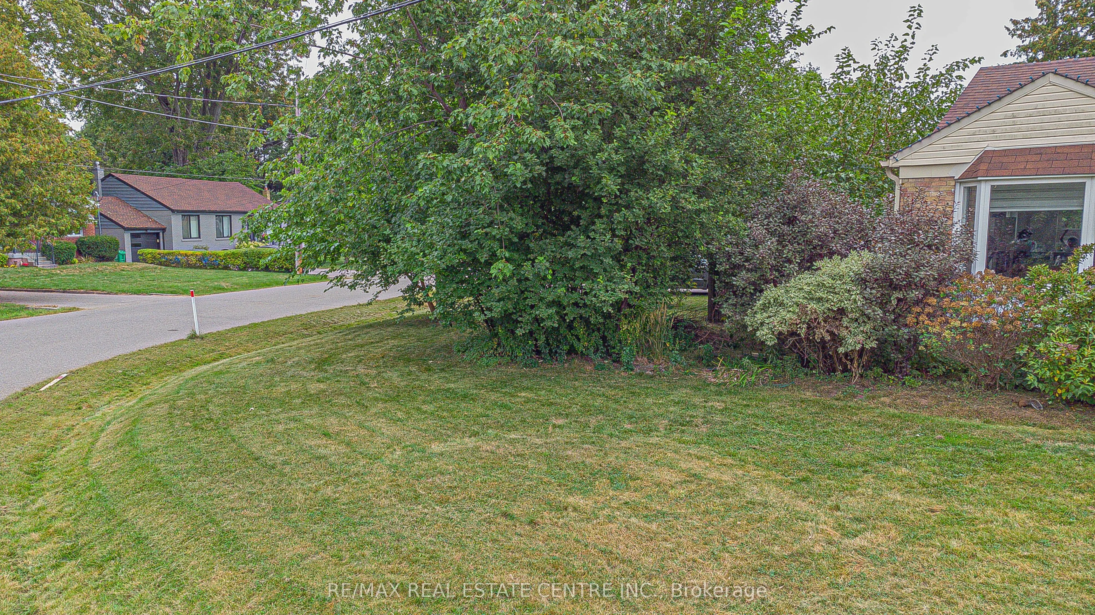 1292 Crossfield Bend
