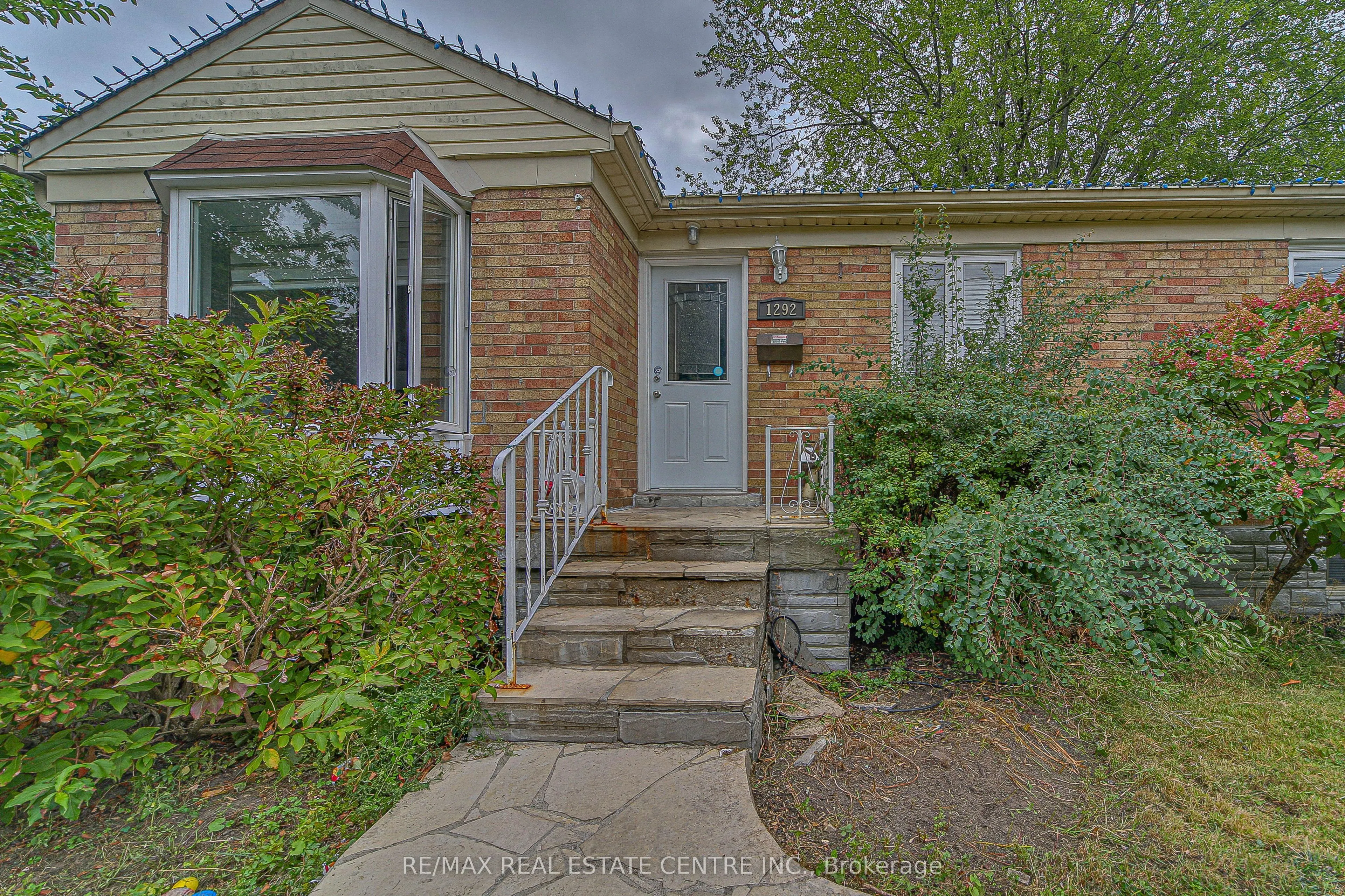 1292 Crossfield Bend