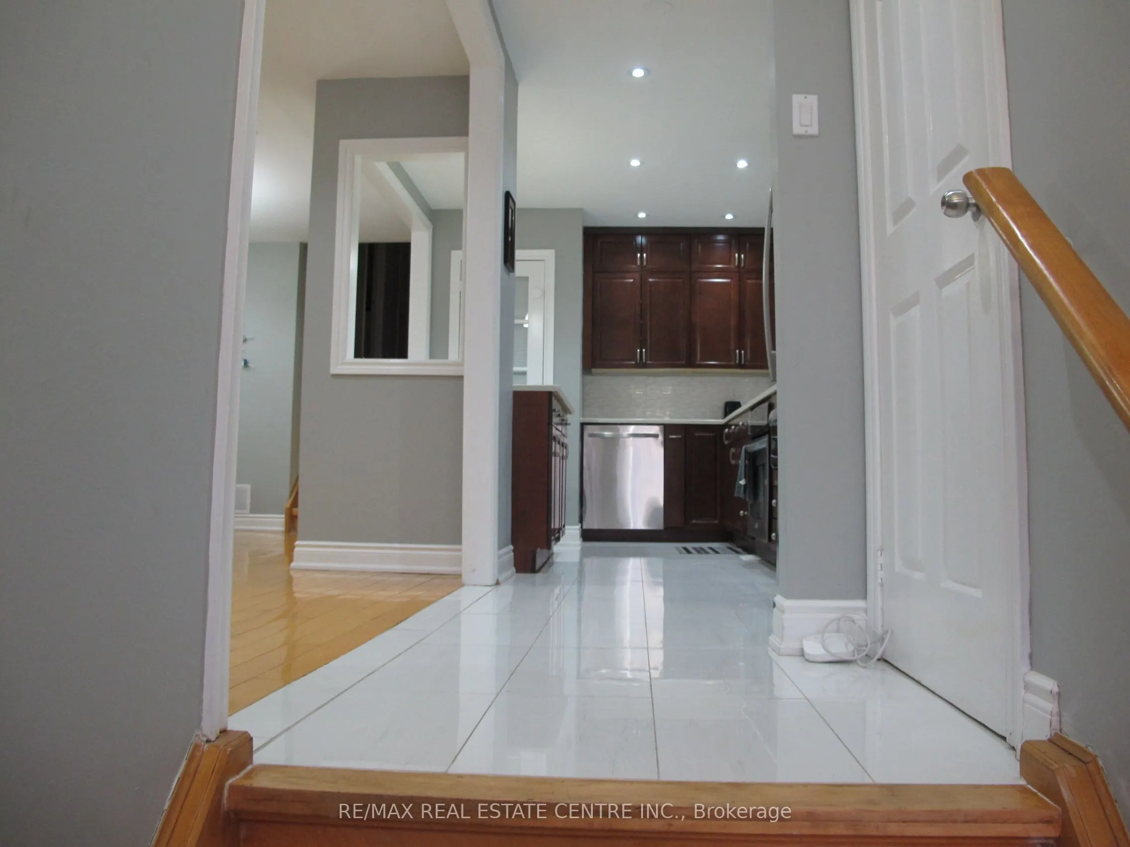 4695 Empire(Upper Floor) Crescent
