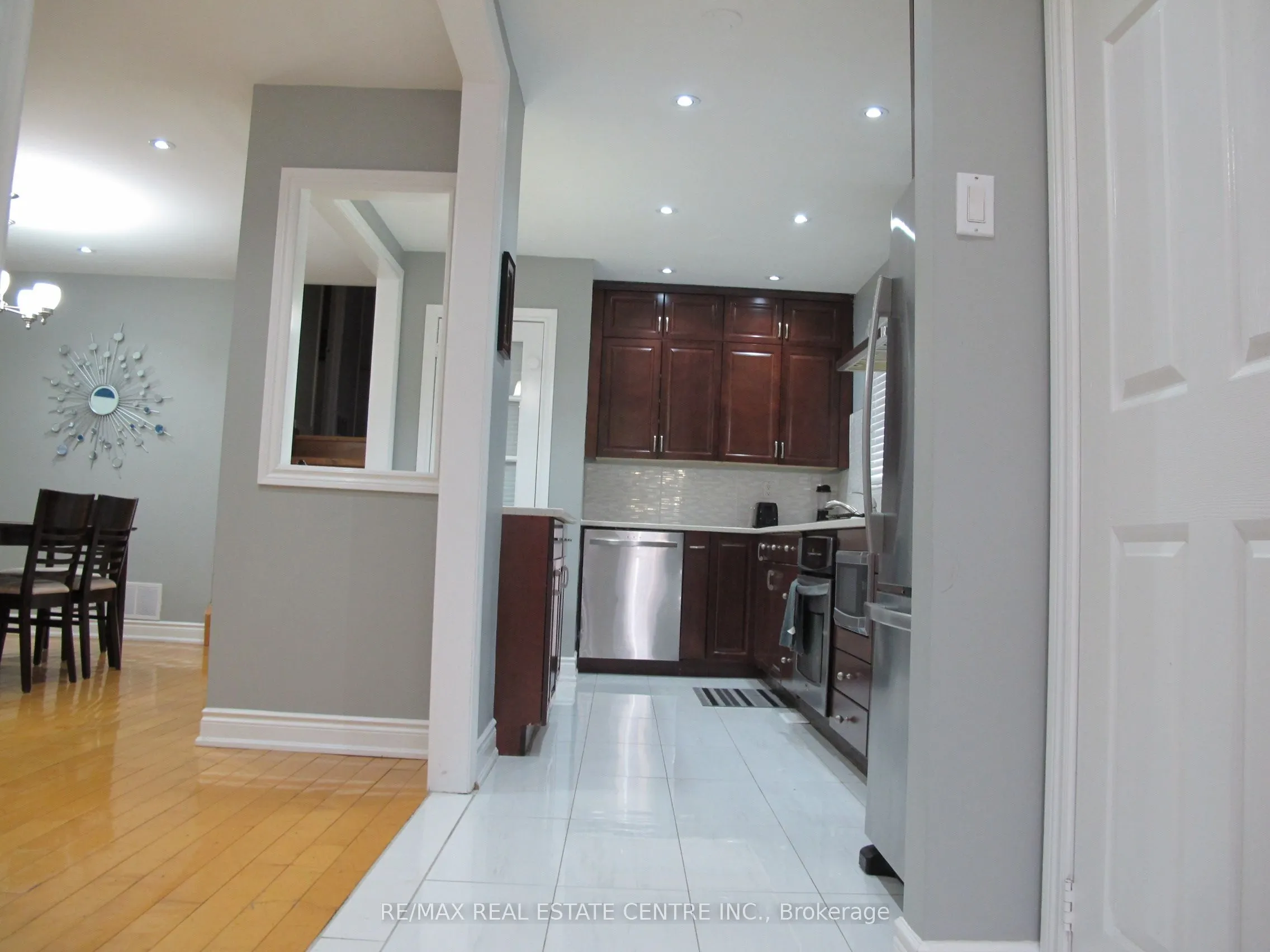 4695 Empire(Upper Floor) Crescent