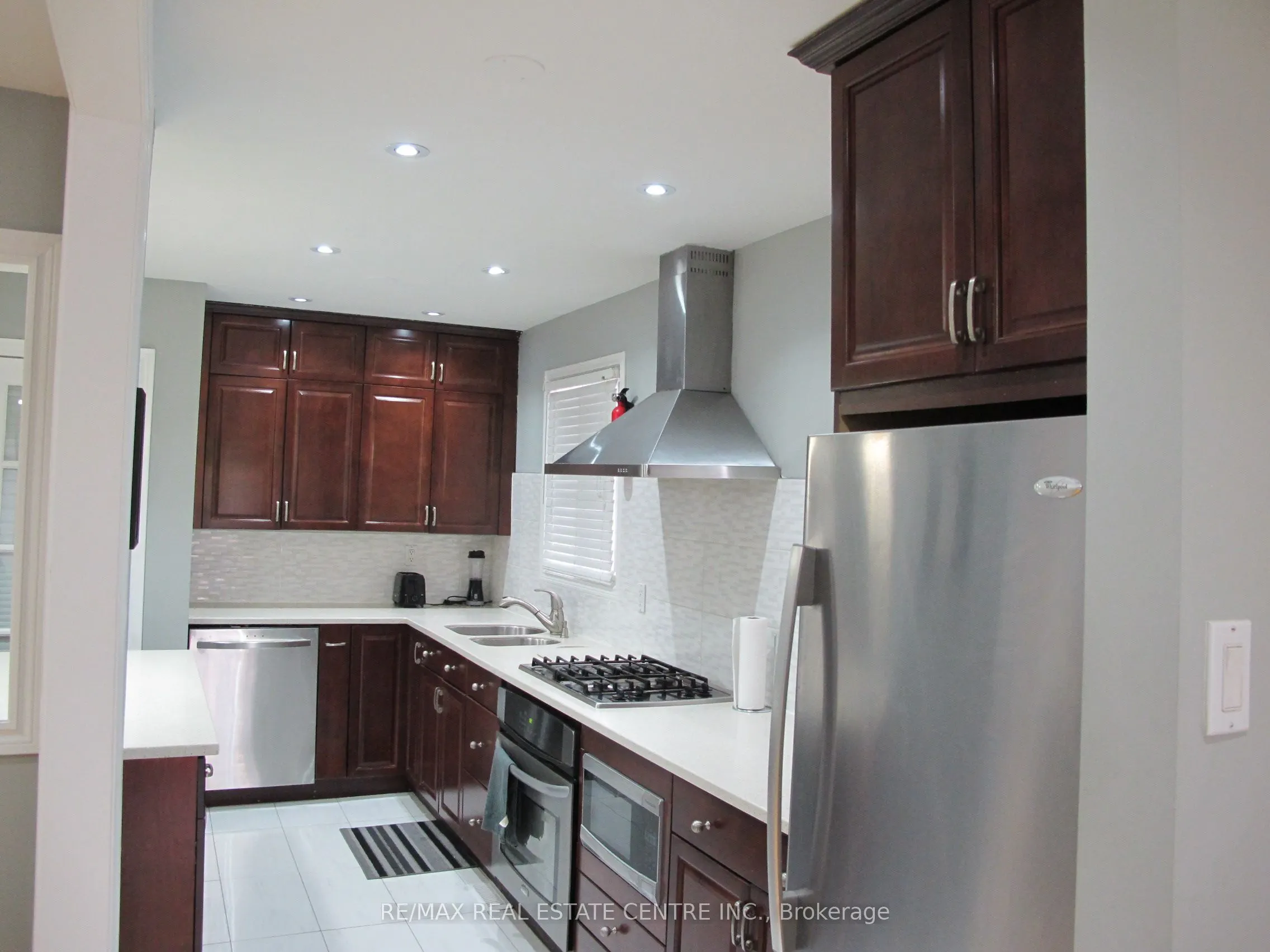 4695 Empire(Upper Floor) Crescent
