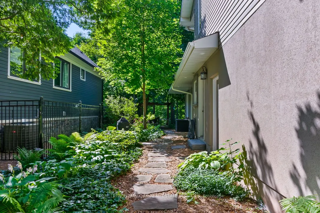 1318 Hillview Crescent
