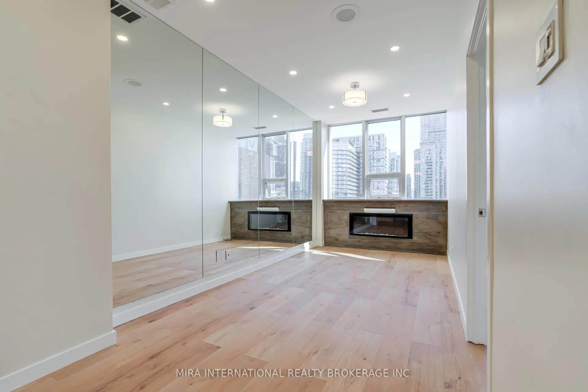 393 King Street W, #810