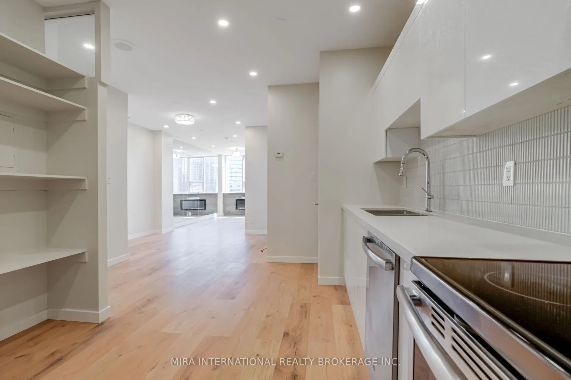 393 King Street W, #810