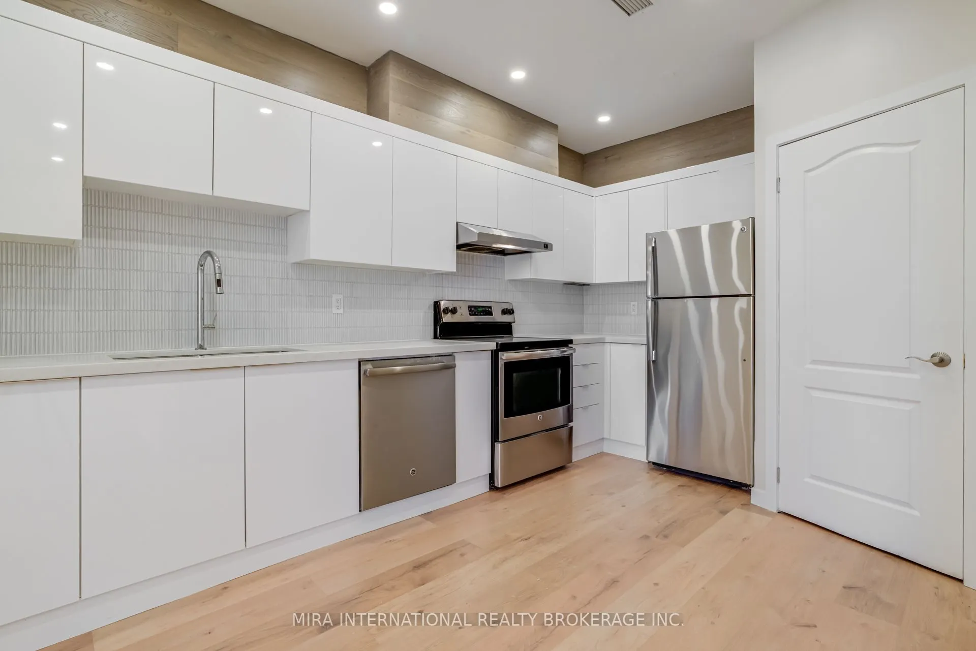 393 King Street W, #810