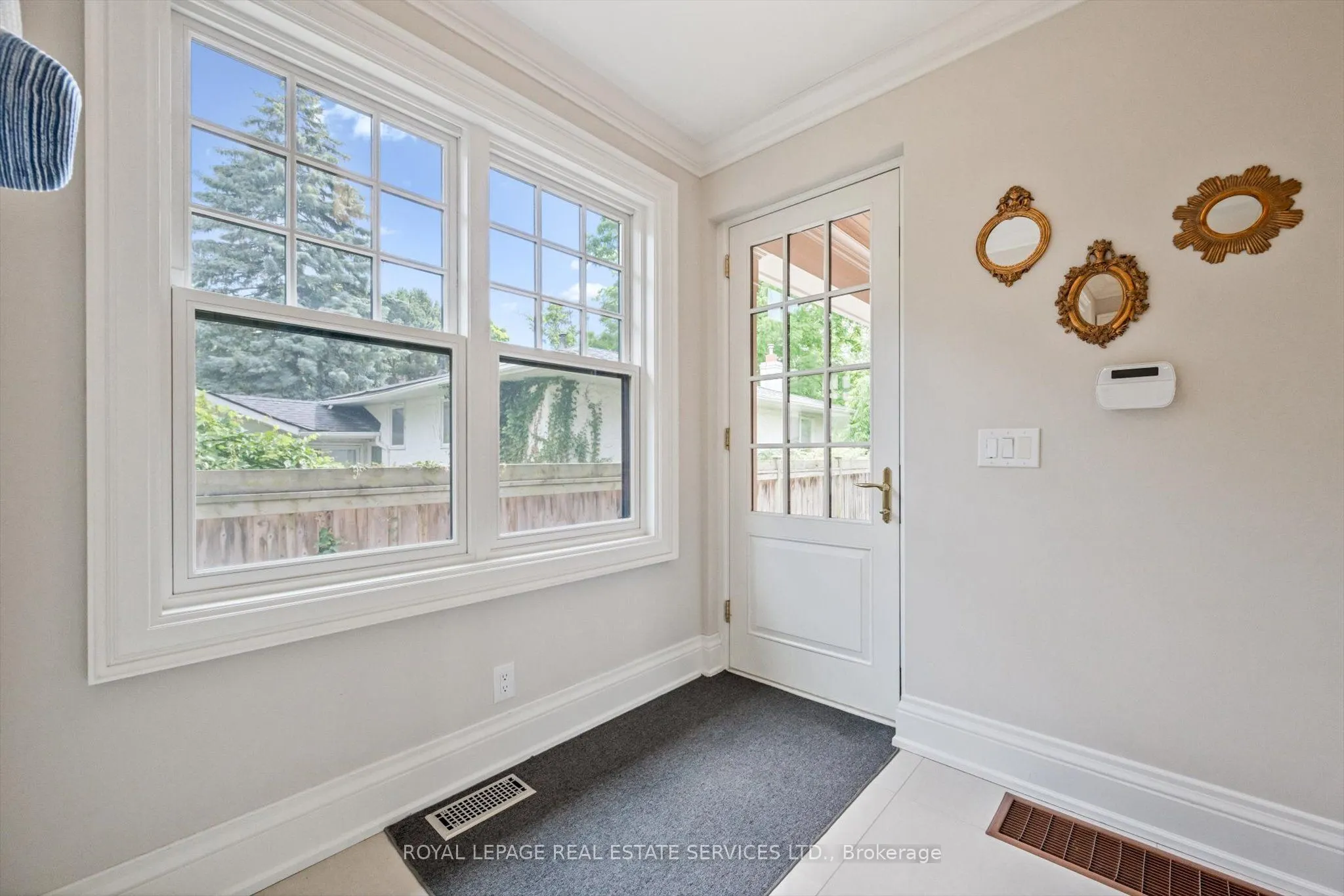 335 Lakeshore Road W