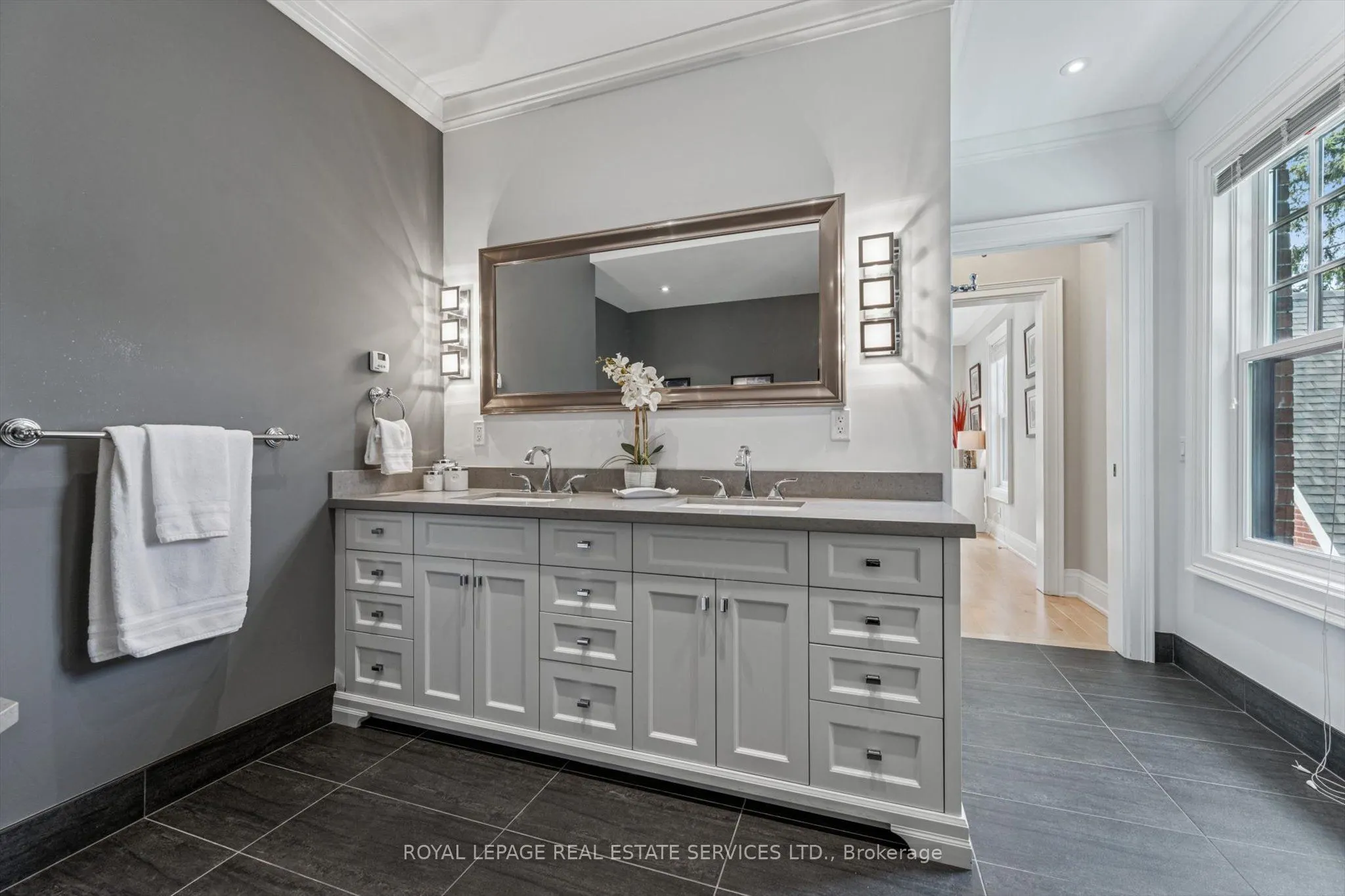 335 Lakeshore Road W