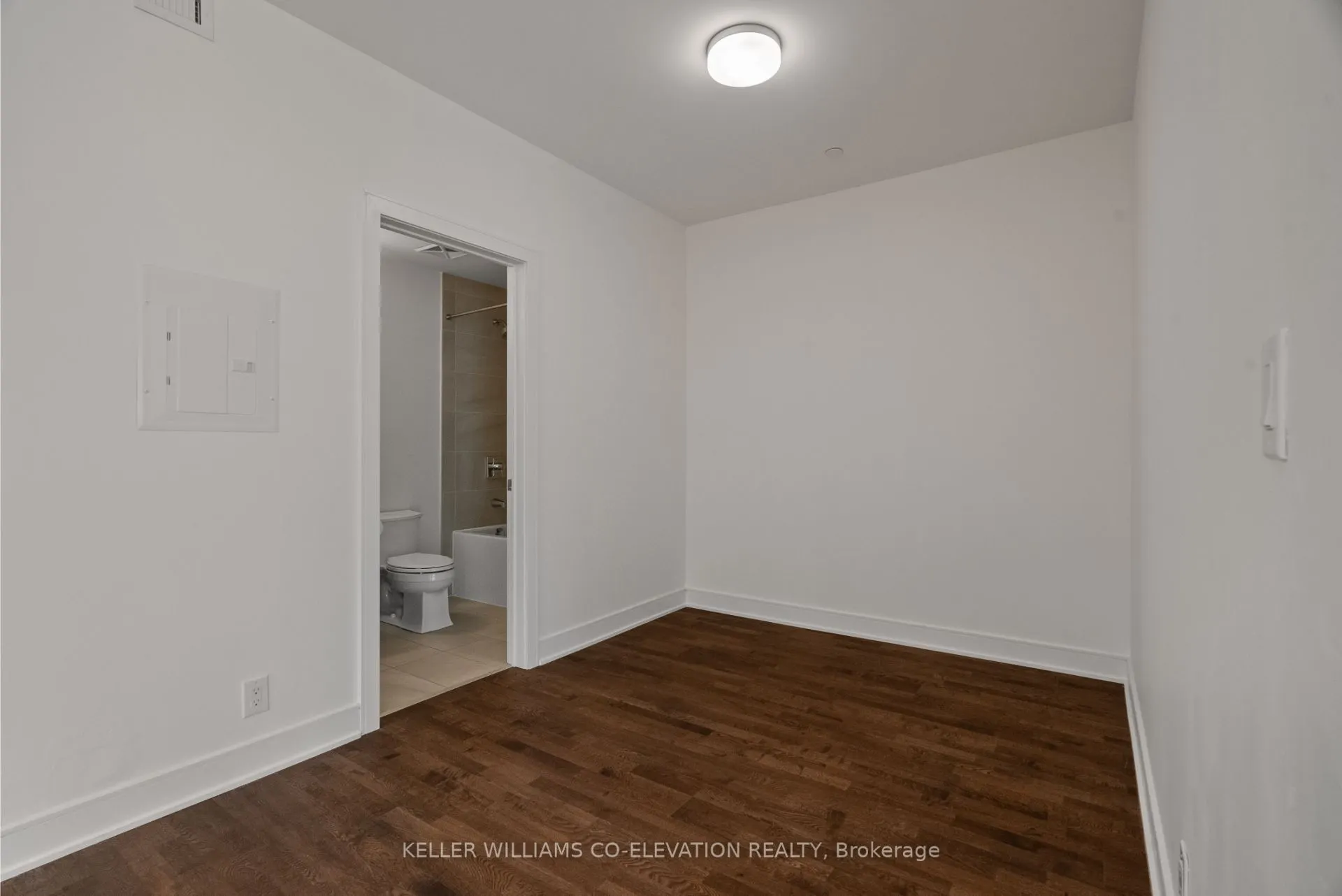 1575 Lakeshore Road W, #G28