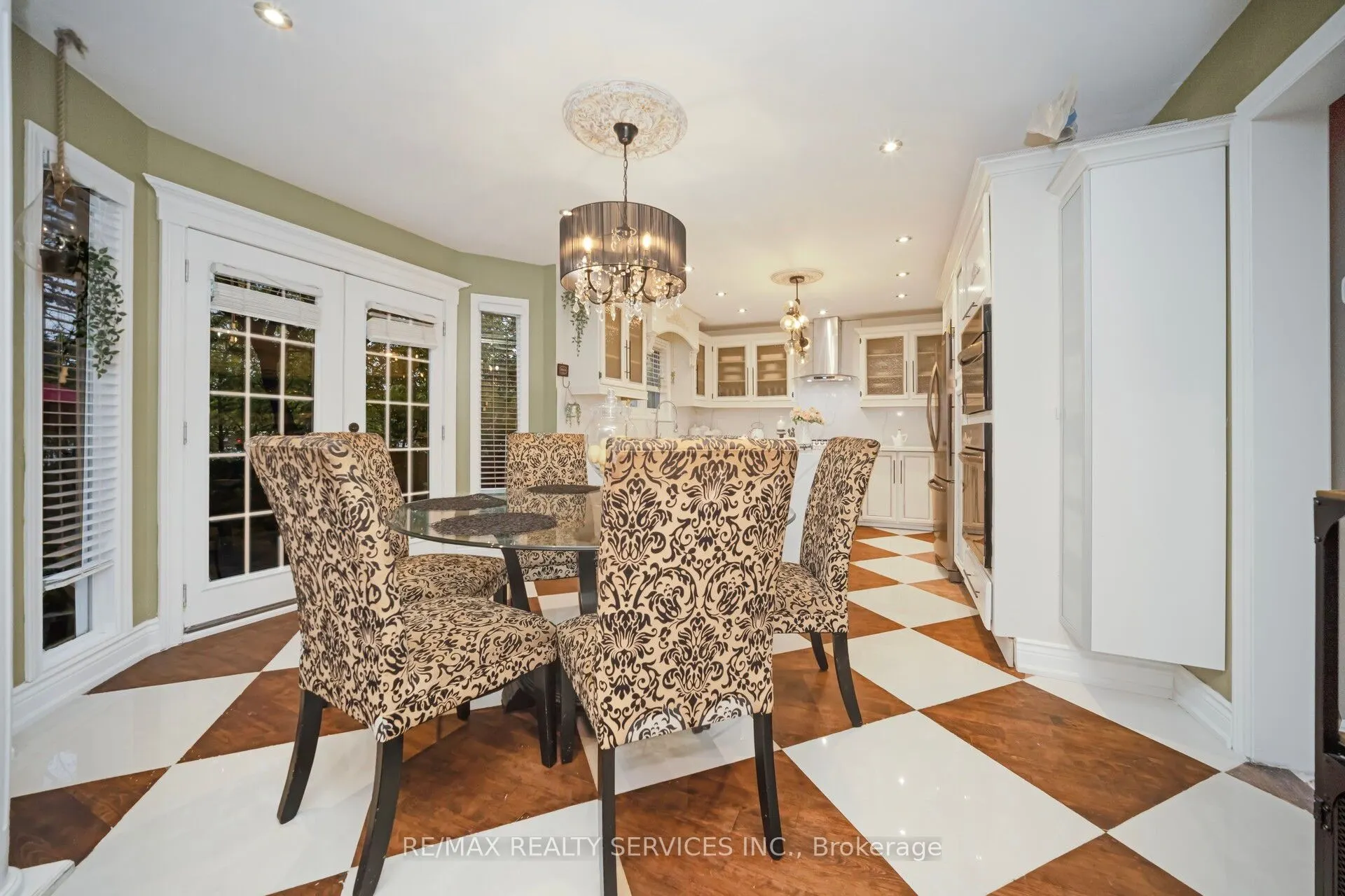 74 Leeward Drive N