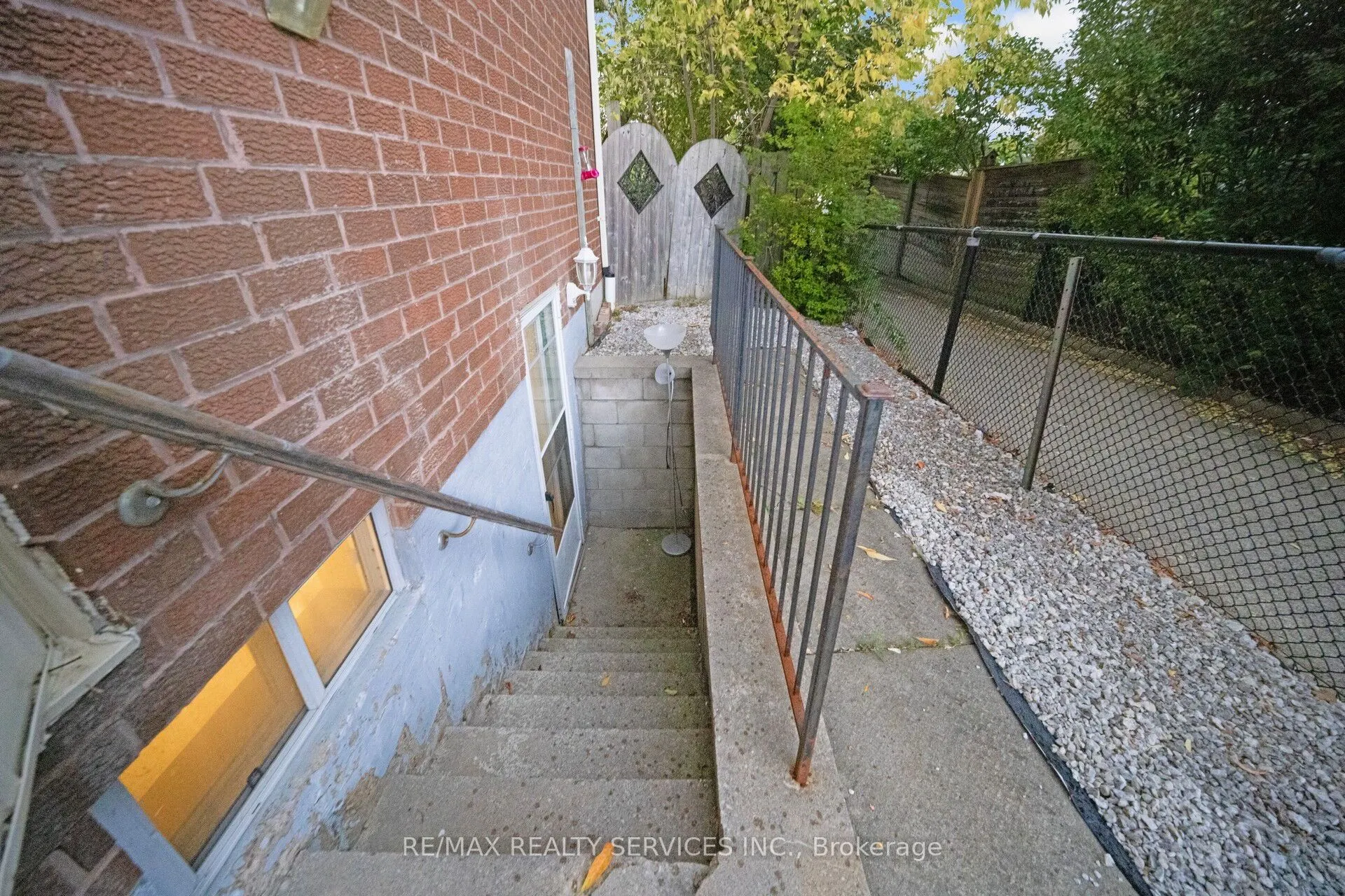 74 Leeward Drive N