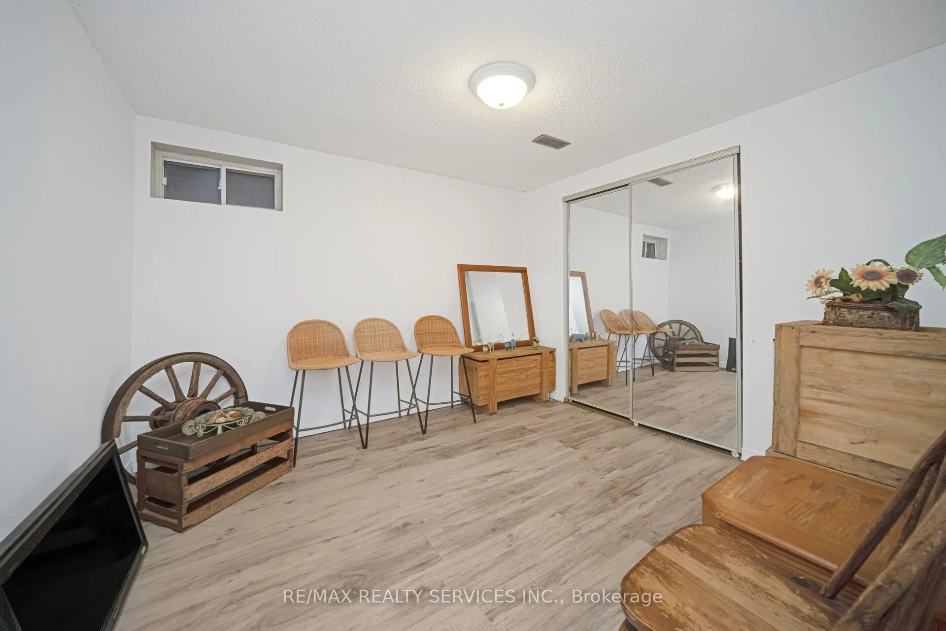 74 Leeward Drive N