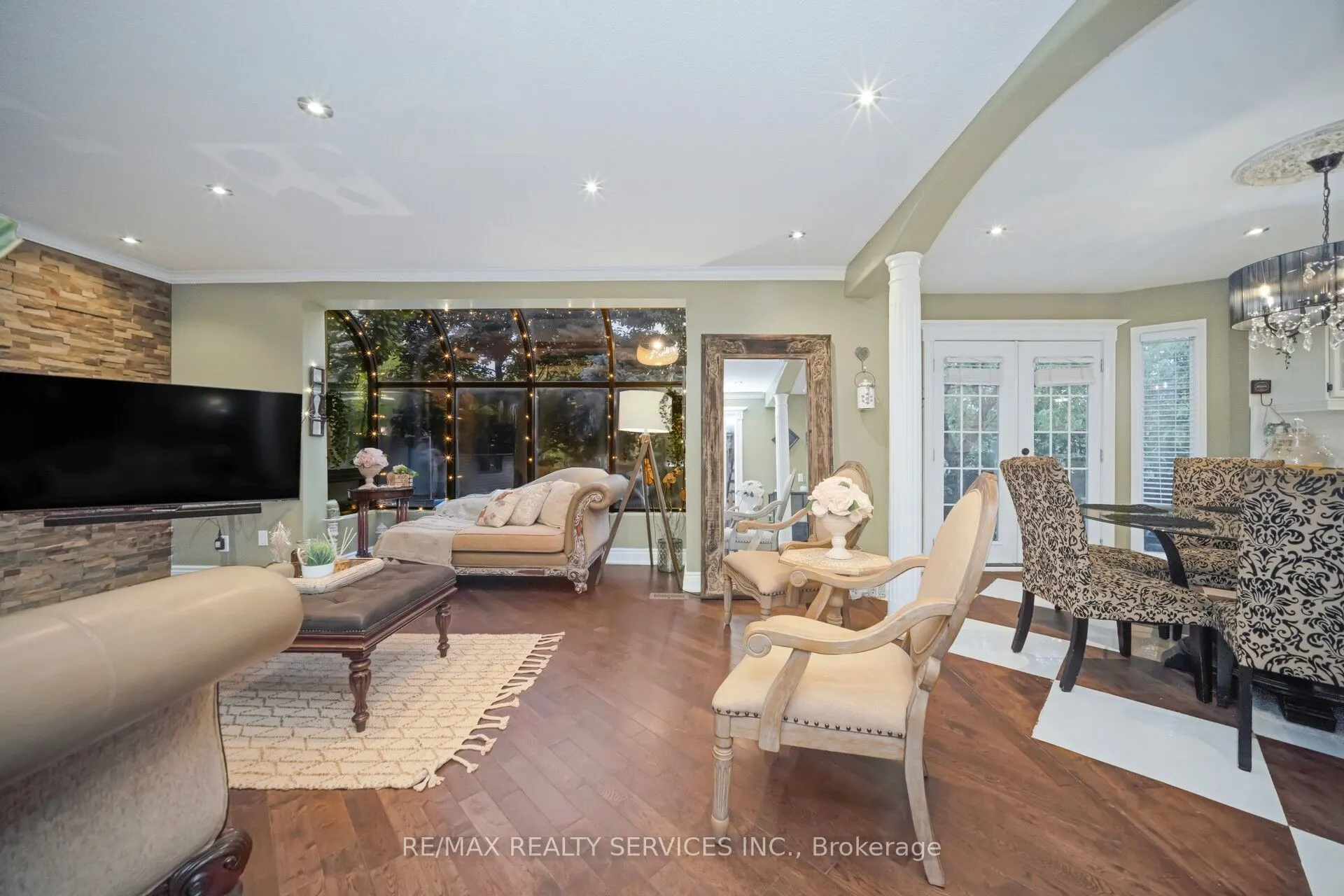 74 Leeward Drive N