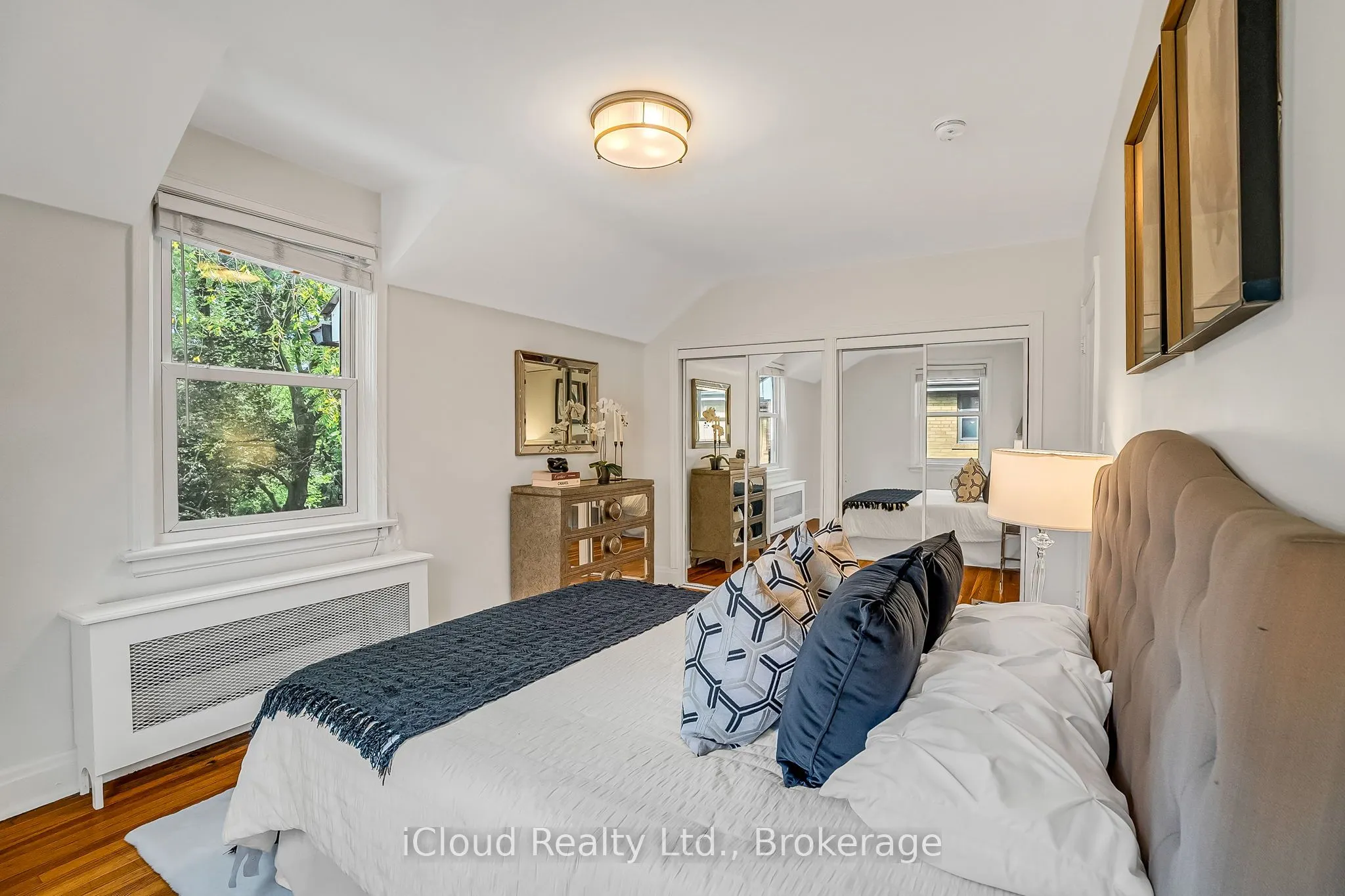 4691 Dundas Street W