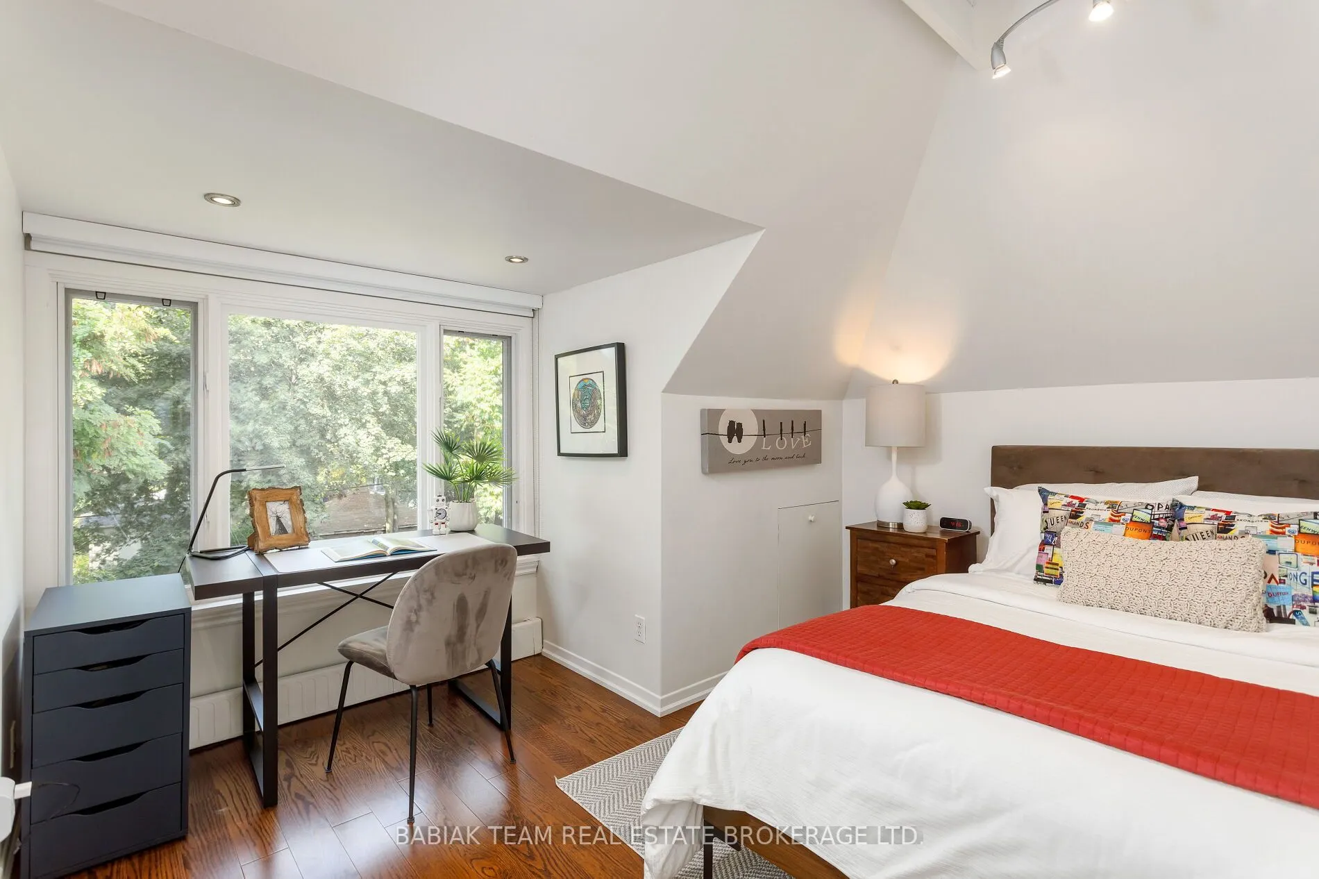 60 Hewitt Avenue