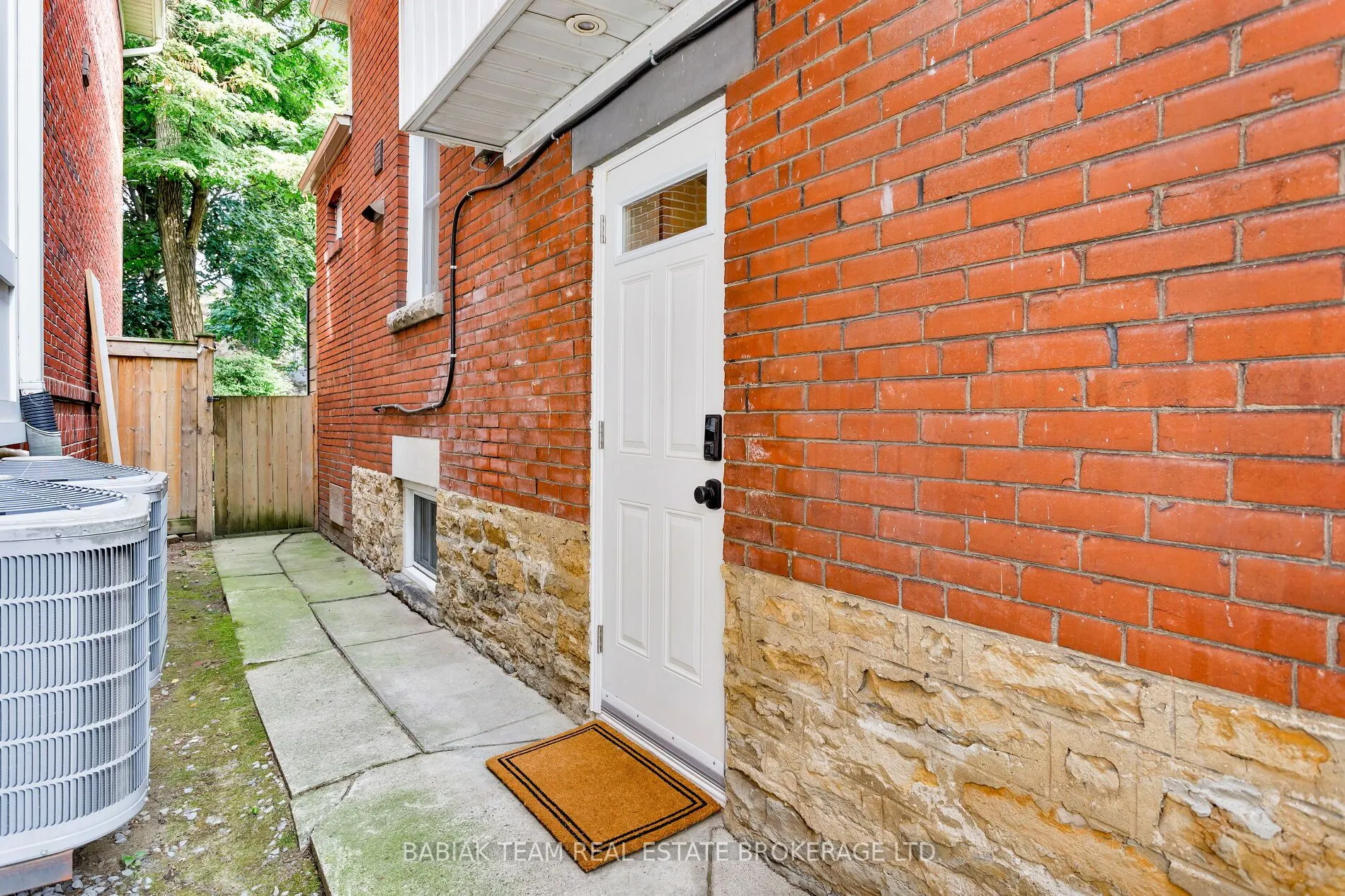 60 Hewitt Avenue