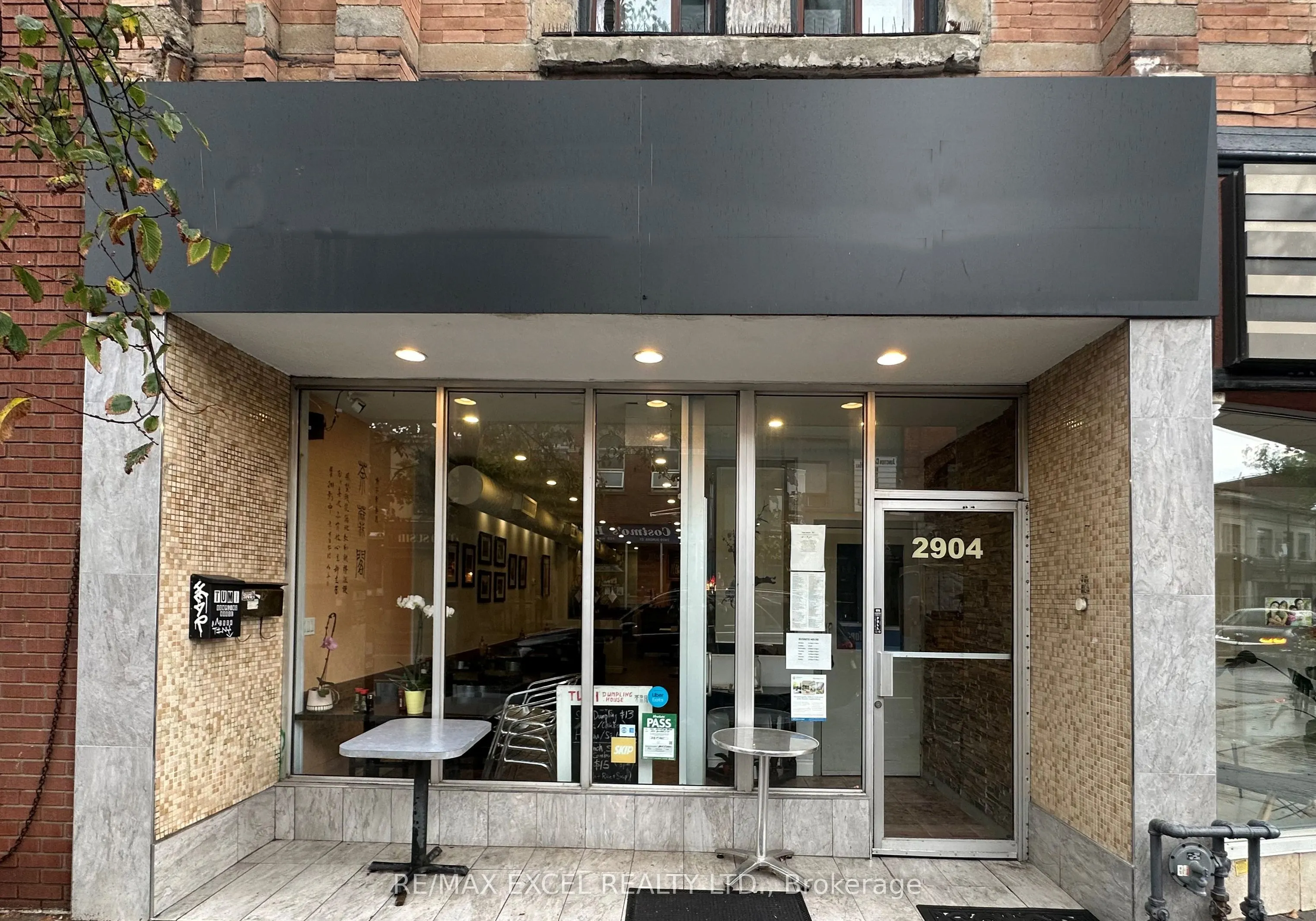 2904 DUNDAS Street W