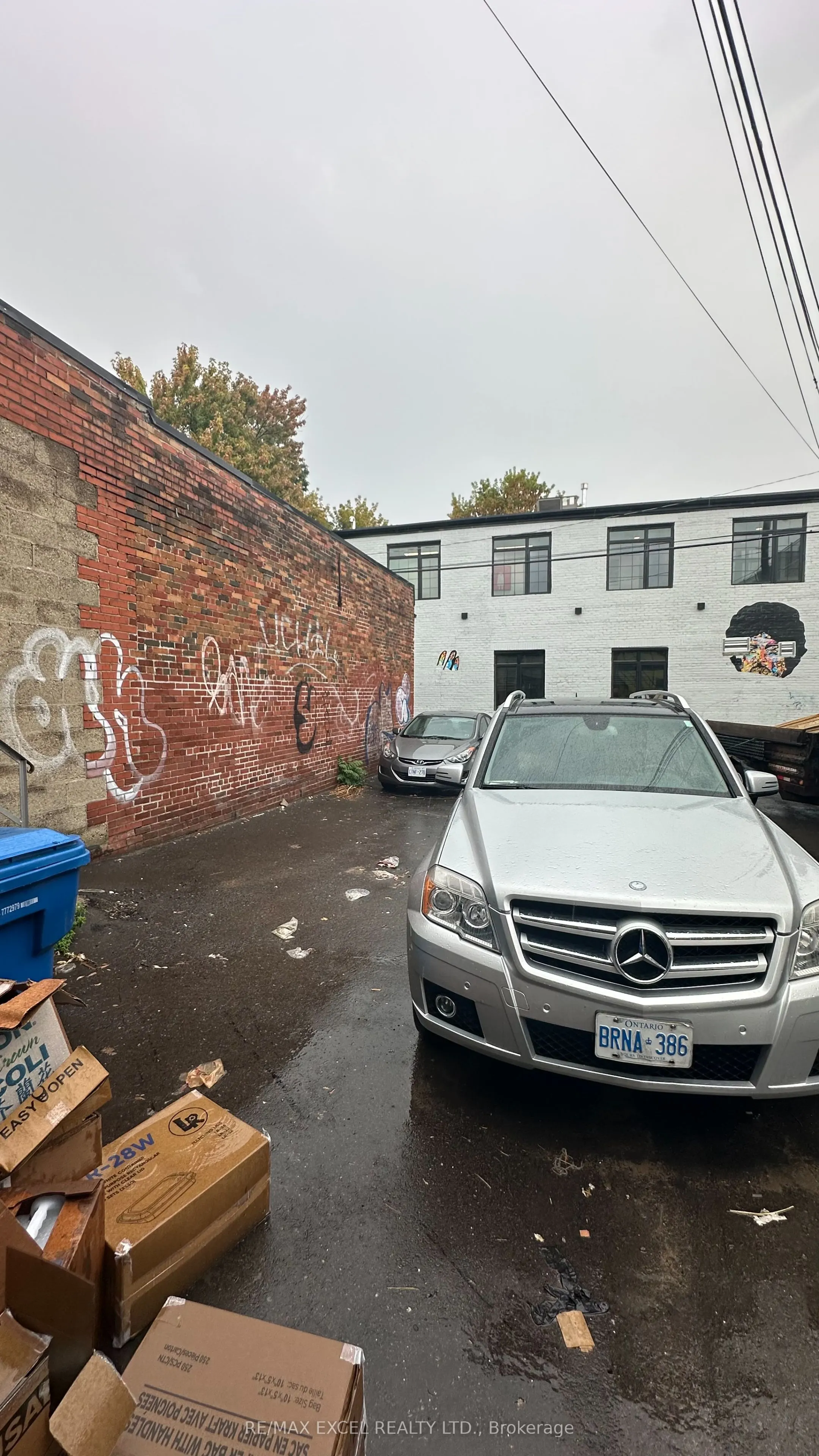 2904 DUNDAS Street W