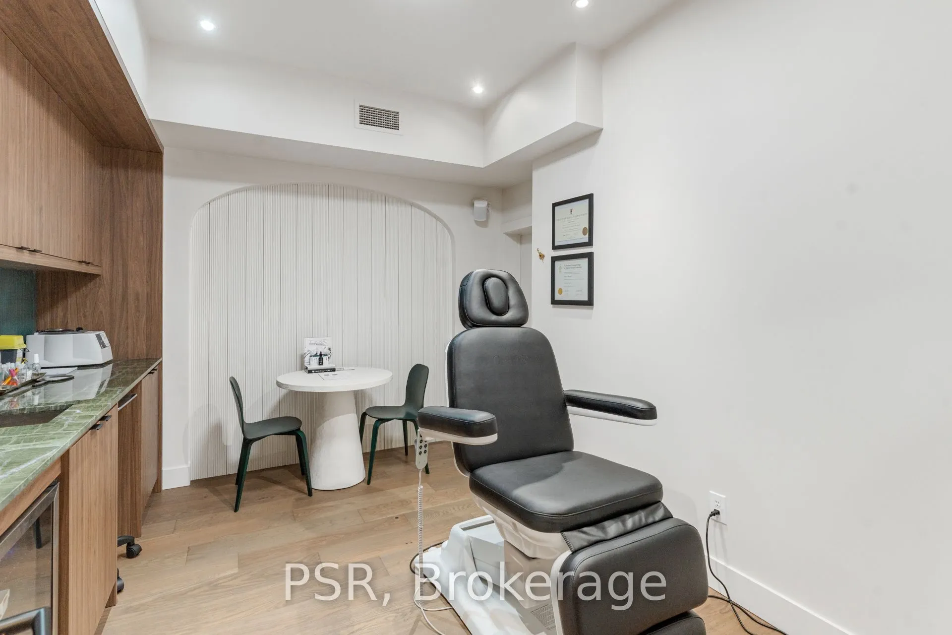 1656 Queen Street W