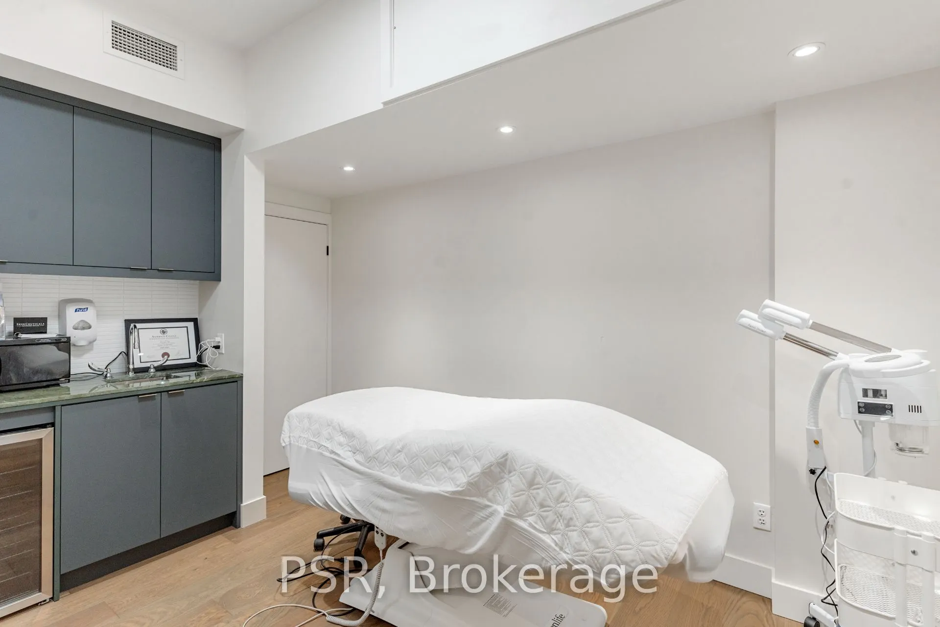 1656 Queen Street W