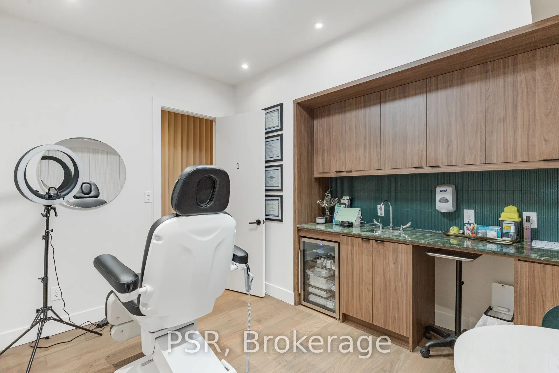 1656 Queen Street W