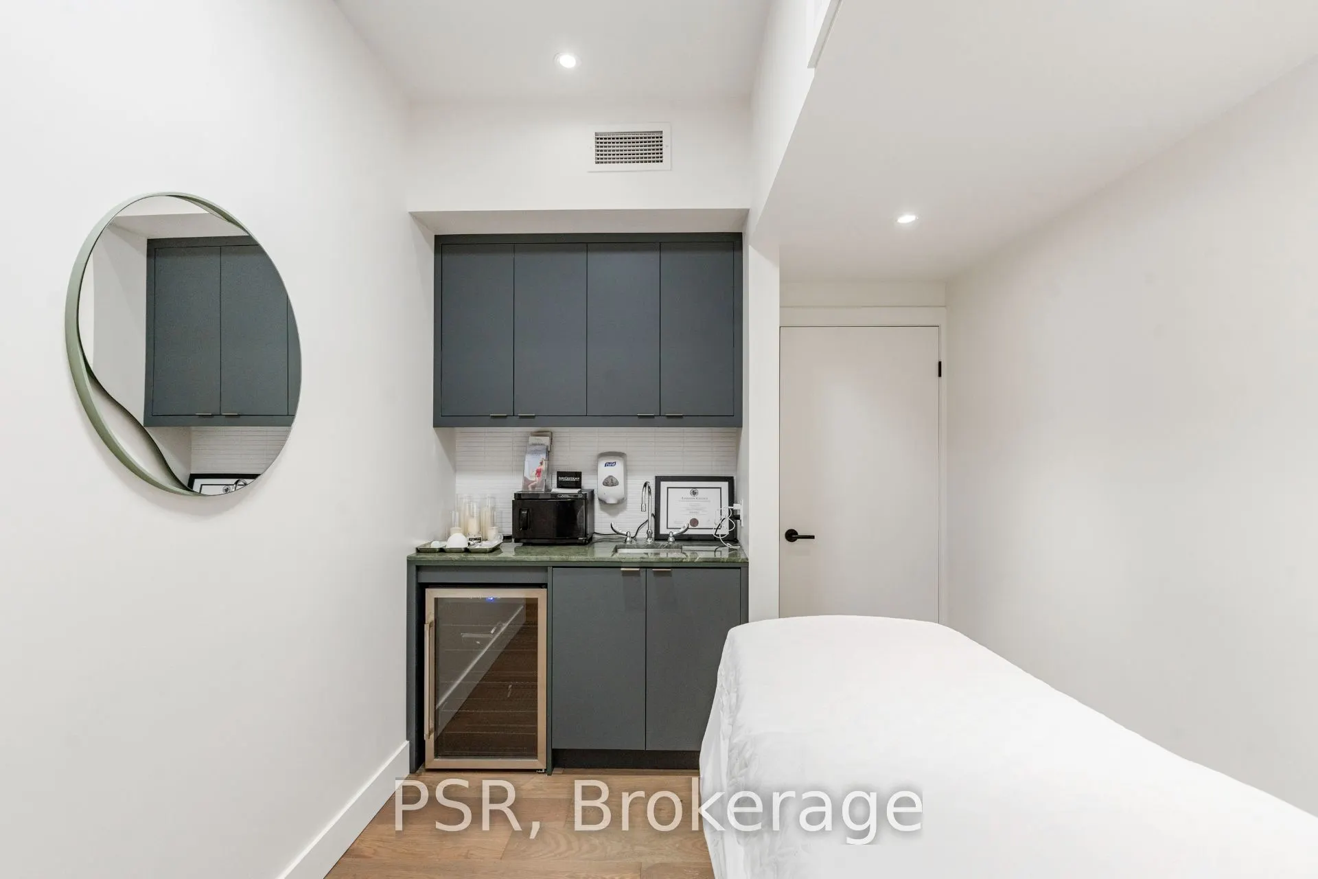 1656 Queen Street W