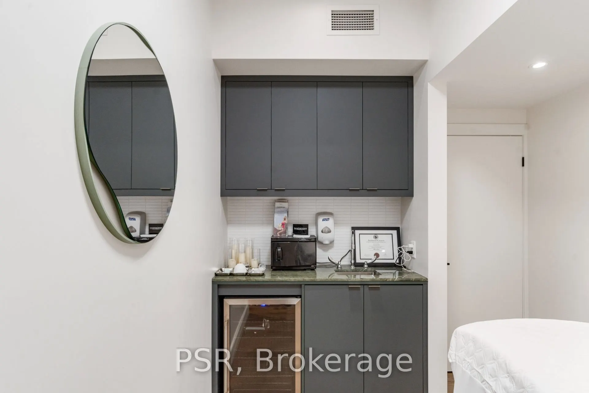 1656 Queen Street W
