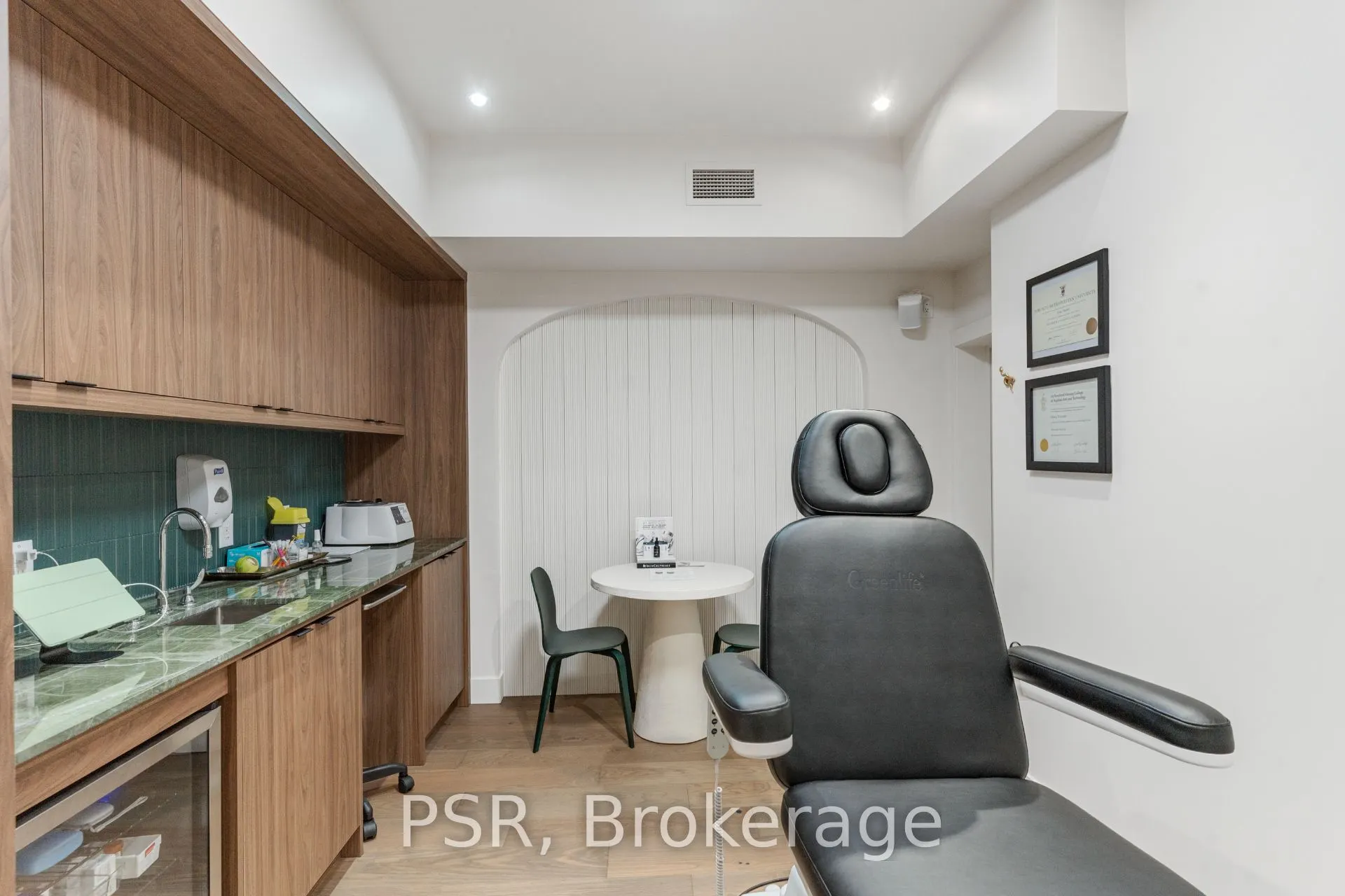 1656 Queen Street W