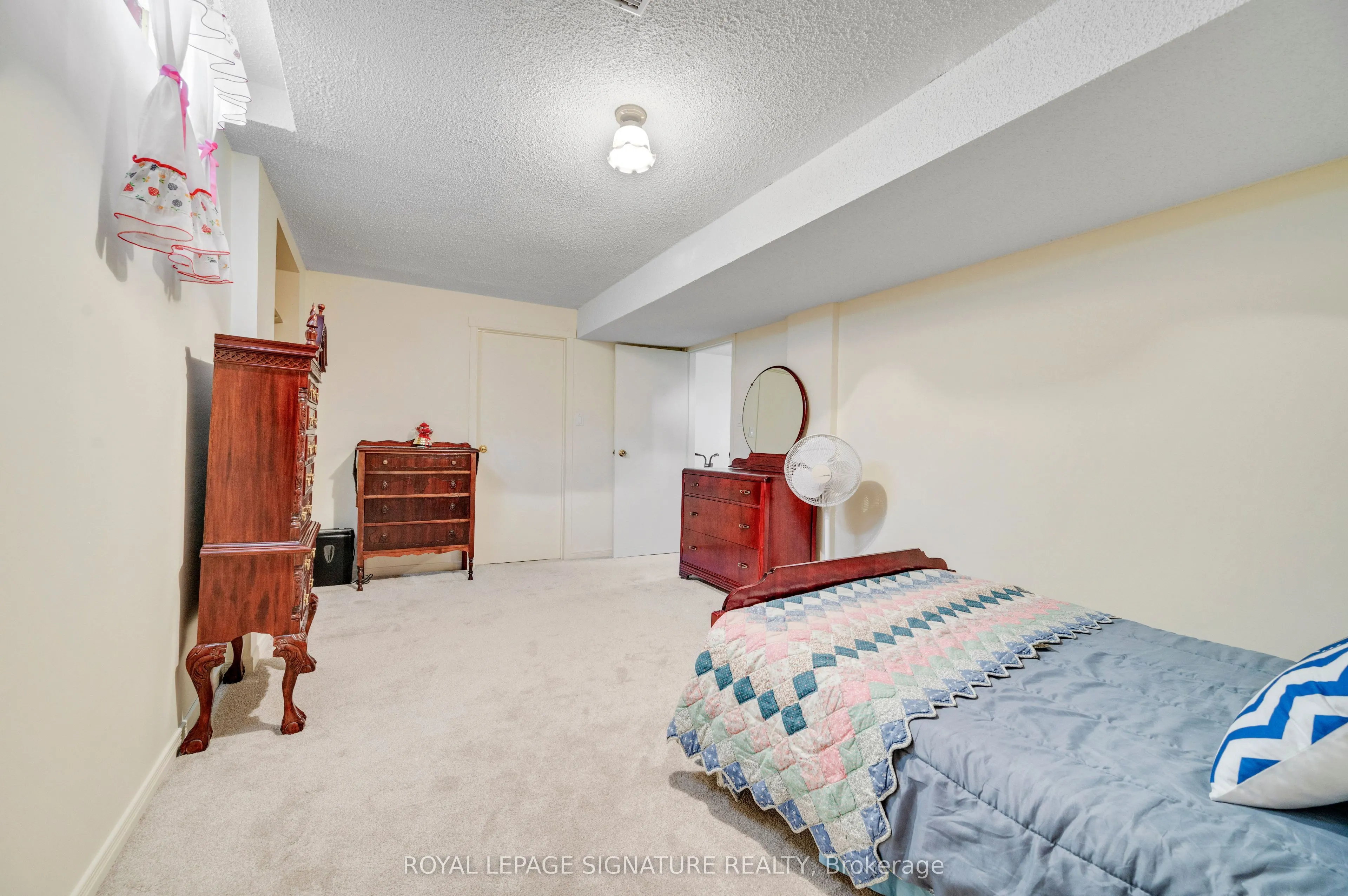 2921 Caradoc Lane