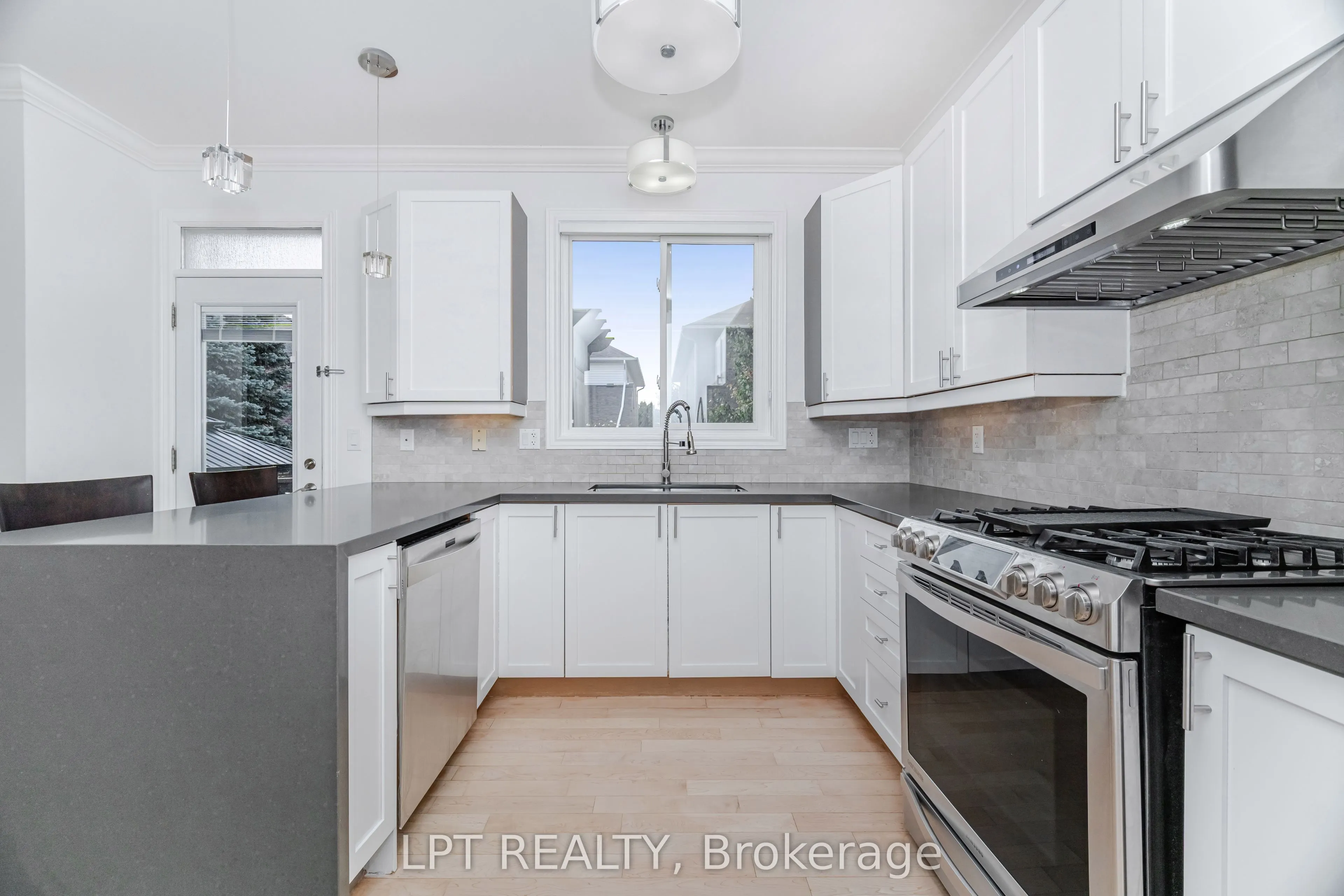 2270 Dunforest Crescent