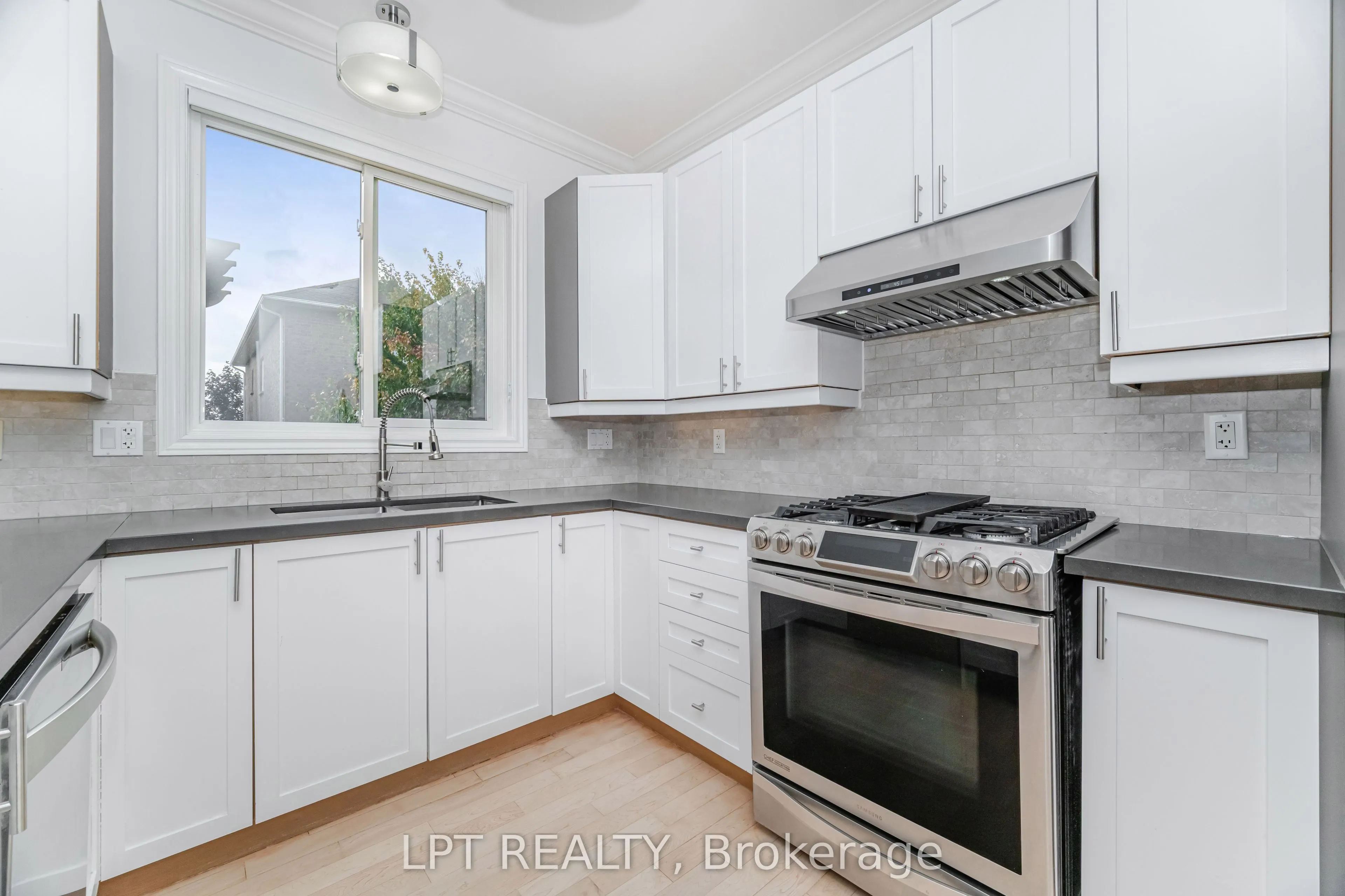 2270 Dunforest Crescent